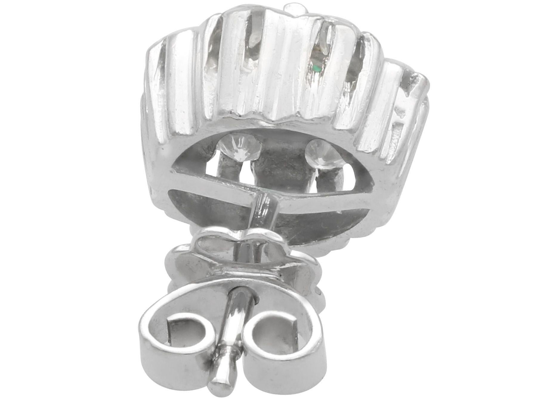 Cluster-Ohrringe aus Weißgold mit 0,56 Karat Smaragd und 0,65 Karat Diamant (Rundschliff) im Angebot