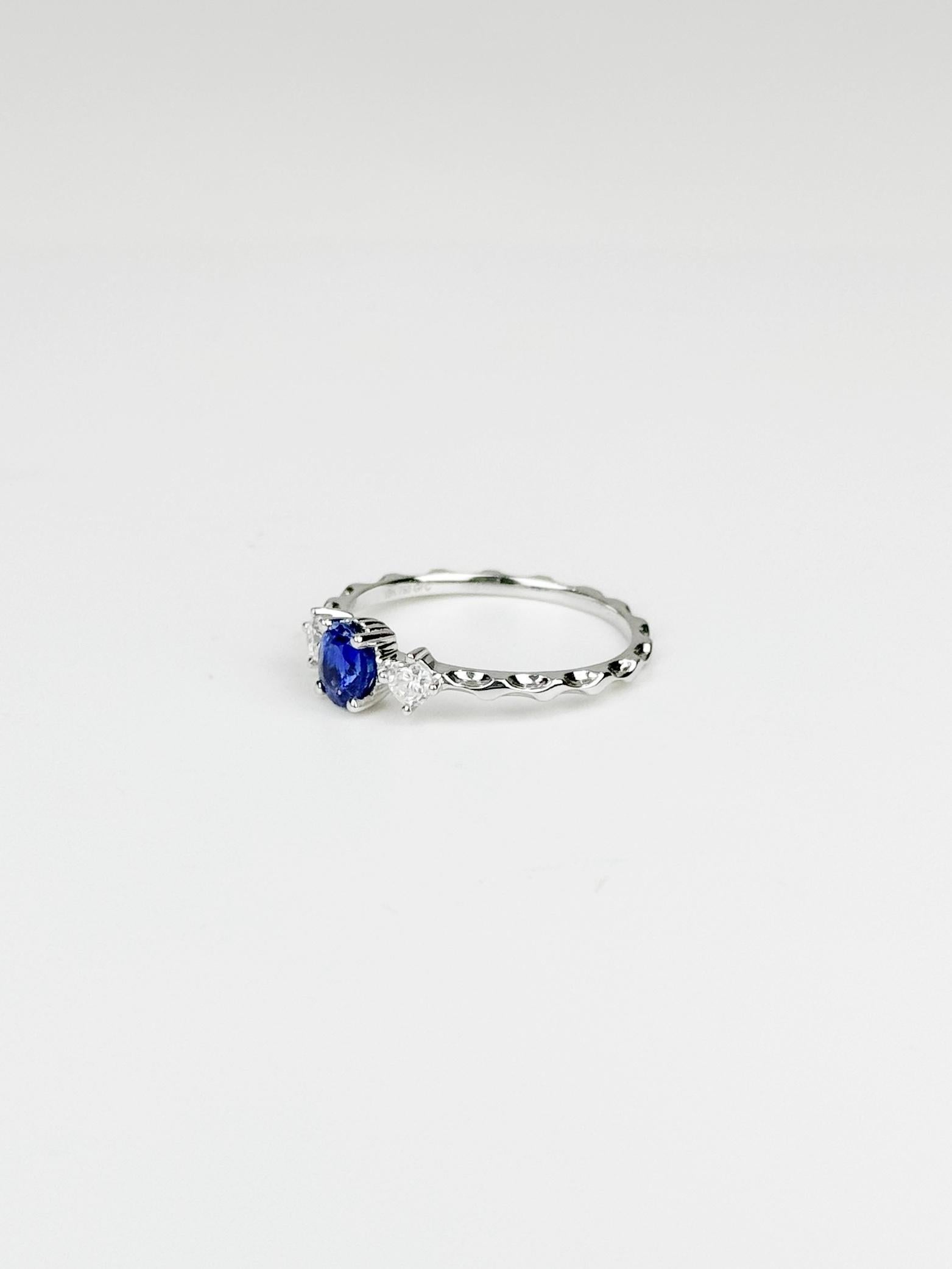 Dieser elegante Ring aus 18 Karat Weißgold besticht durch einen 0,56 Karat schweren Sri Lanka-Saphir in der Mitte. Der satte blaue Farbton des Saphirs wird durch zwei funkelnde Diamanten von insgesamt 0,18 Karat auf jeder Seite wunderbar ergänzt.