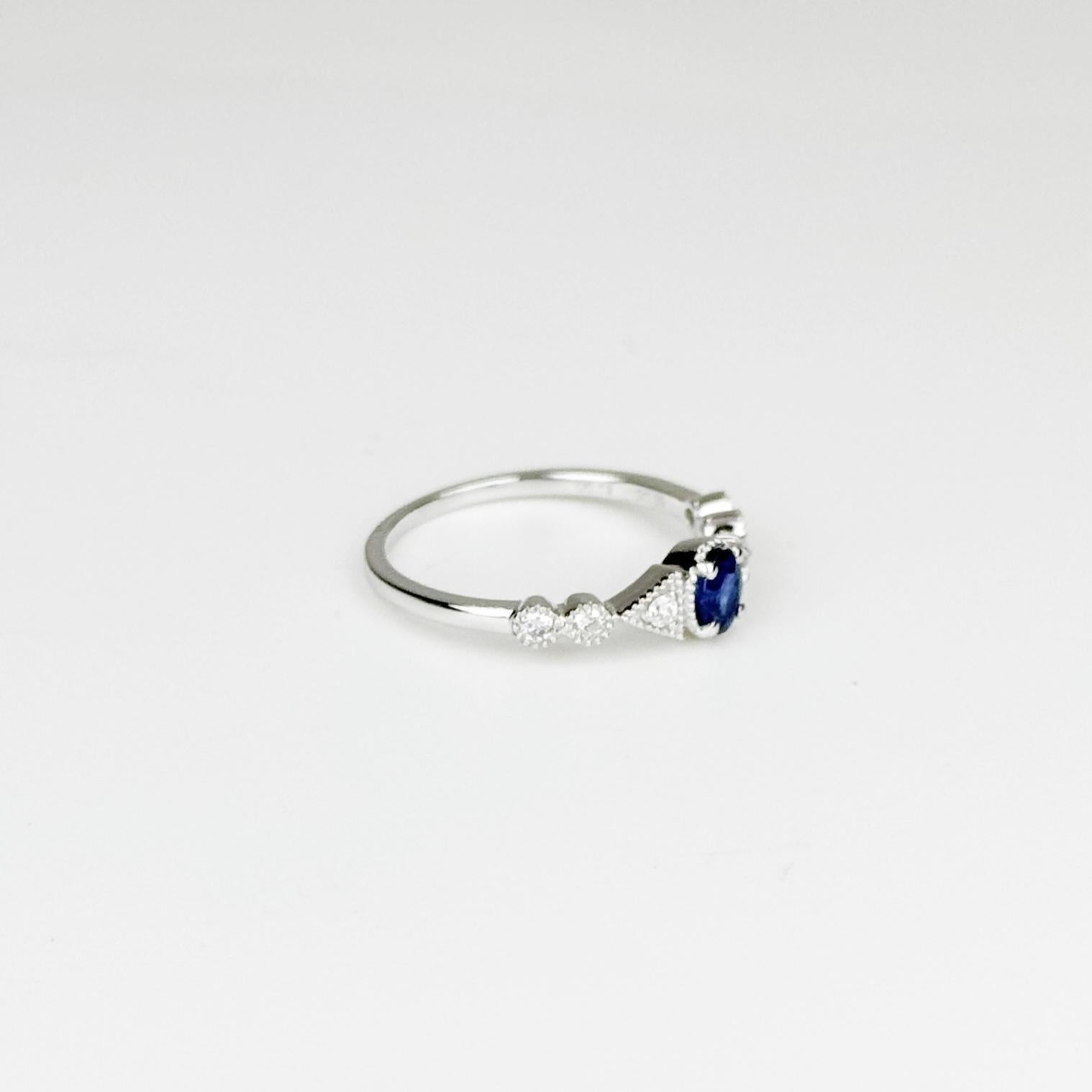 Anillo vintage de diamantes con zafiro azul de Sri Lanka de 0,56 ct en oro blanco de 18 quilates Contemporáneo en venta