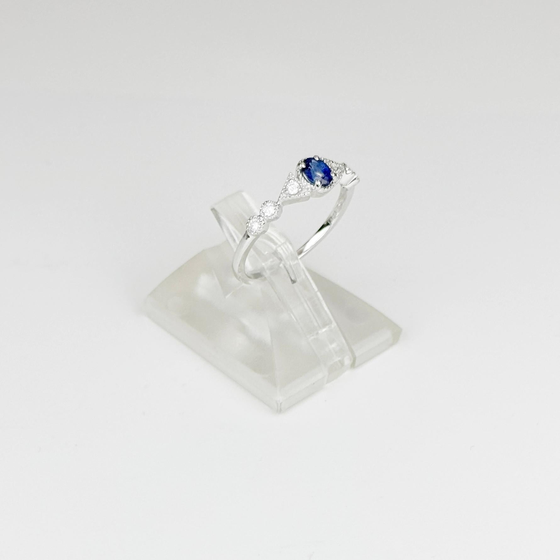 Anillo vintage de diamantes con zafiro azul de Sri Lanka de 0,56 ct en oro blanco de 18 quilates Corte oval en venta