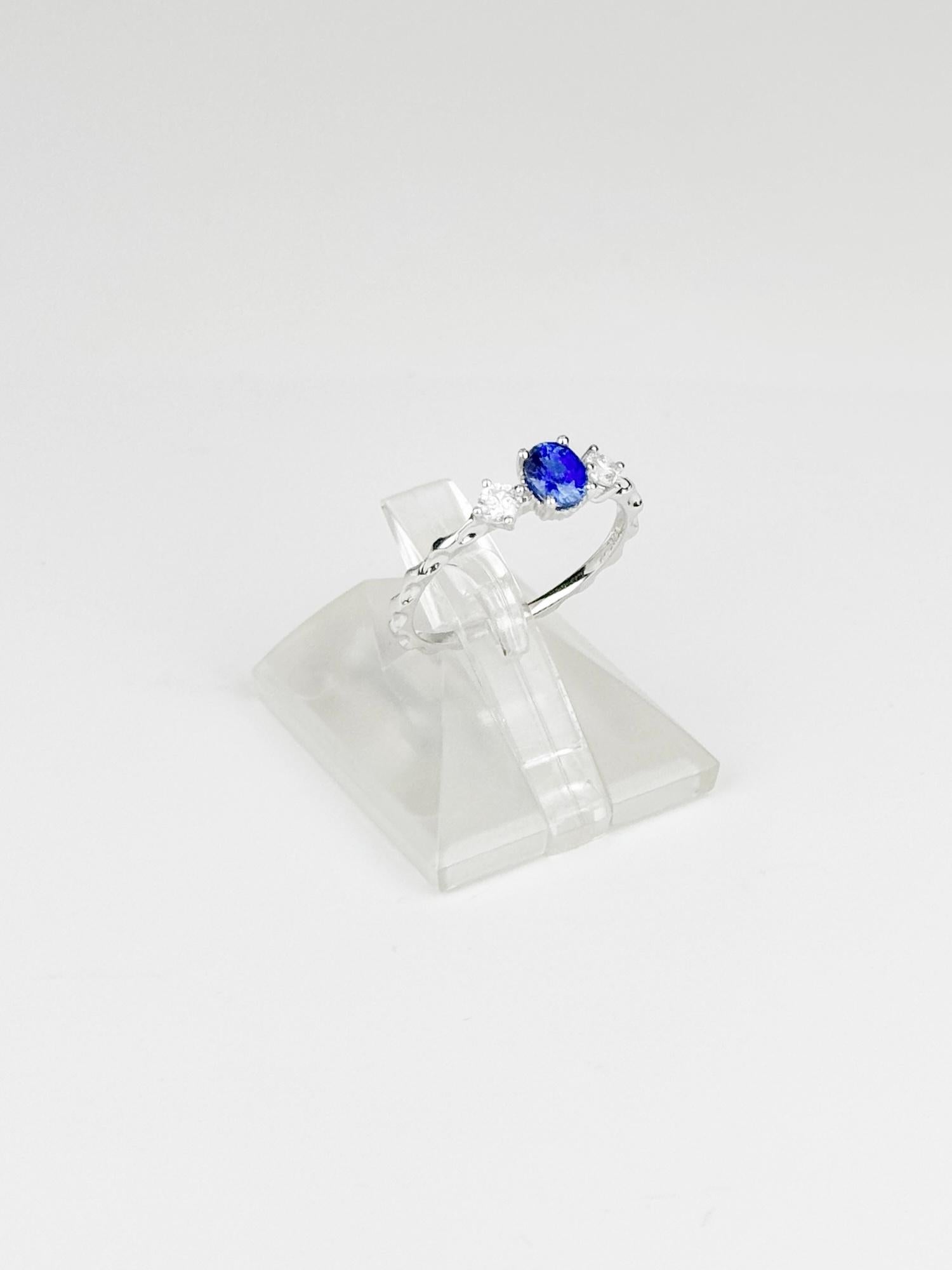Vintage 0,56 Karat Sri Lanka Blauer Saphir Diamantring aus 18 Karat Weißgold mit Saphir (Ovalschliff)