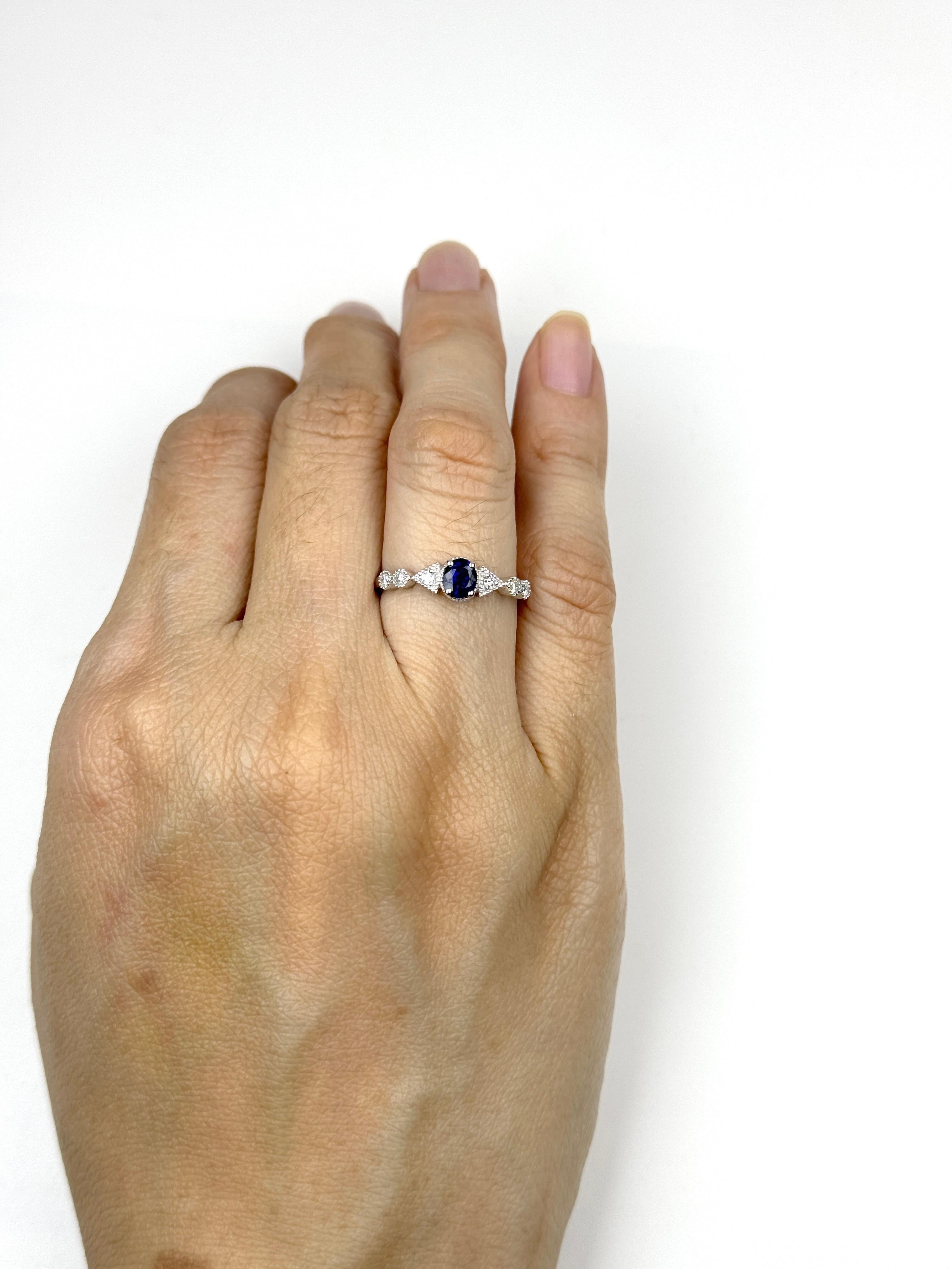 Anillo vintage de diamantes con zafiro azul de Sri Lanka de 0,56 ct en oro blanco de 18 quilates en Nuevo estado para la venta en Hong Kong, HK