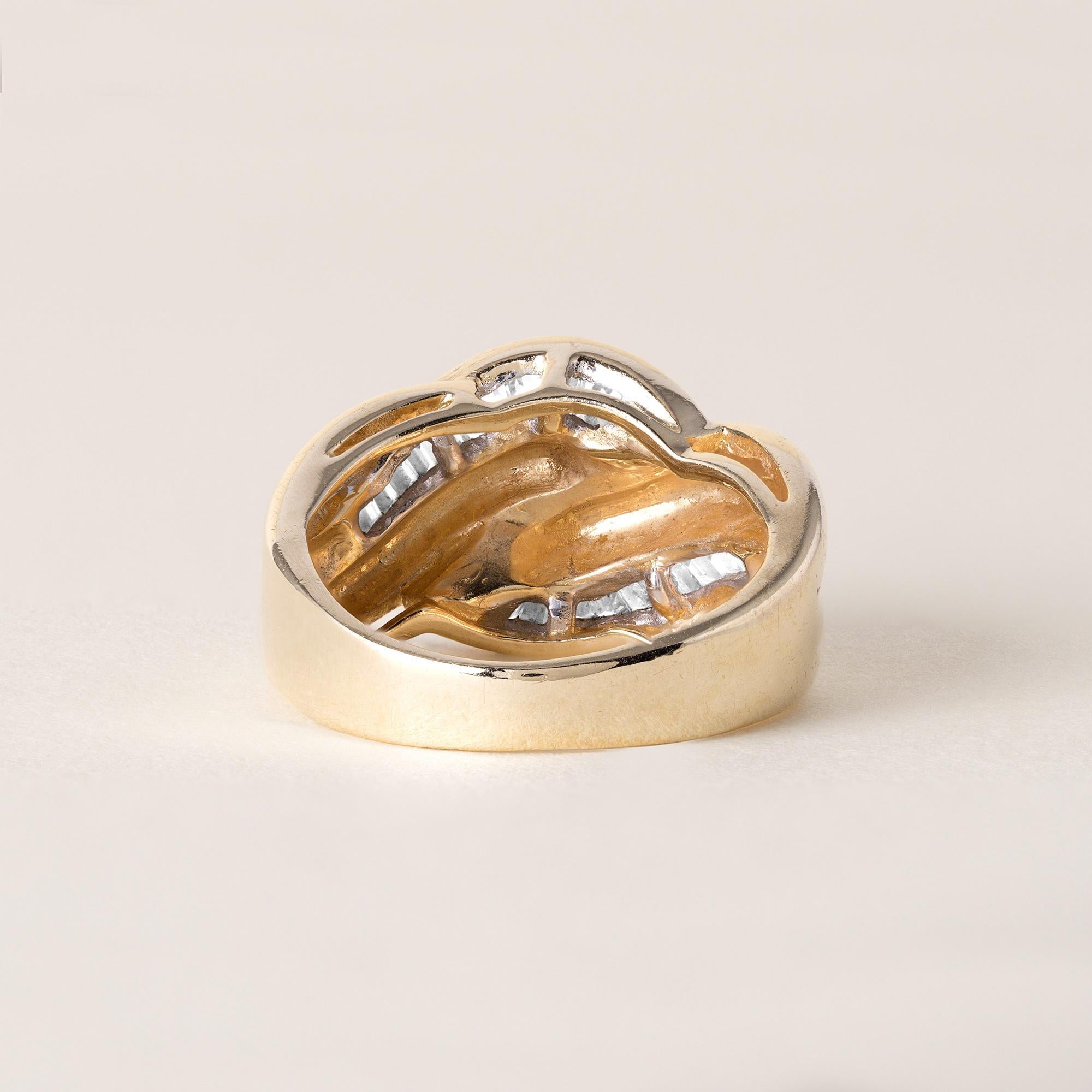 Anello con nodo a spirale di diamanti del 1970 circa
24 baguette affusolate pesano ~ 0,50 carati
F-G VS
Anello misura 6,25
7,1 grammi
Oro ad alta lucentezza
stampigliato 14k 585 nel gambo
La fascia misura 12,8 mm nel punto più largo e si assottiglia