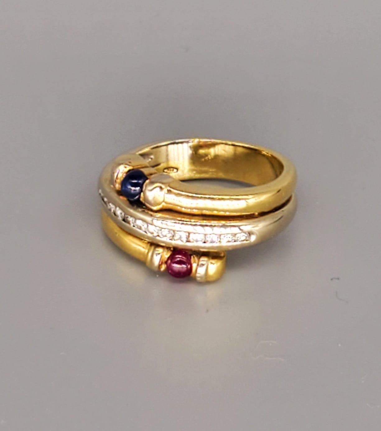 Round Cut Vintage 0.60 Carat Diamonds and Sapphire Ruby Cabochon Ring 18 Karat 750 For Sale