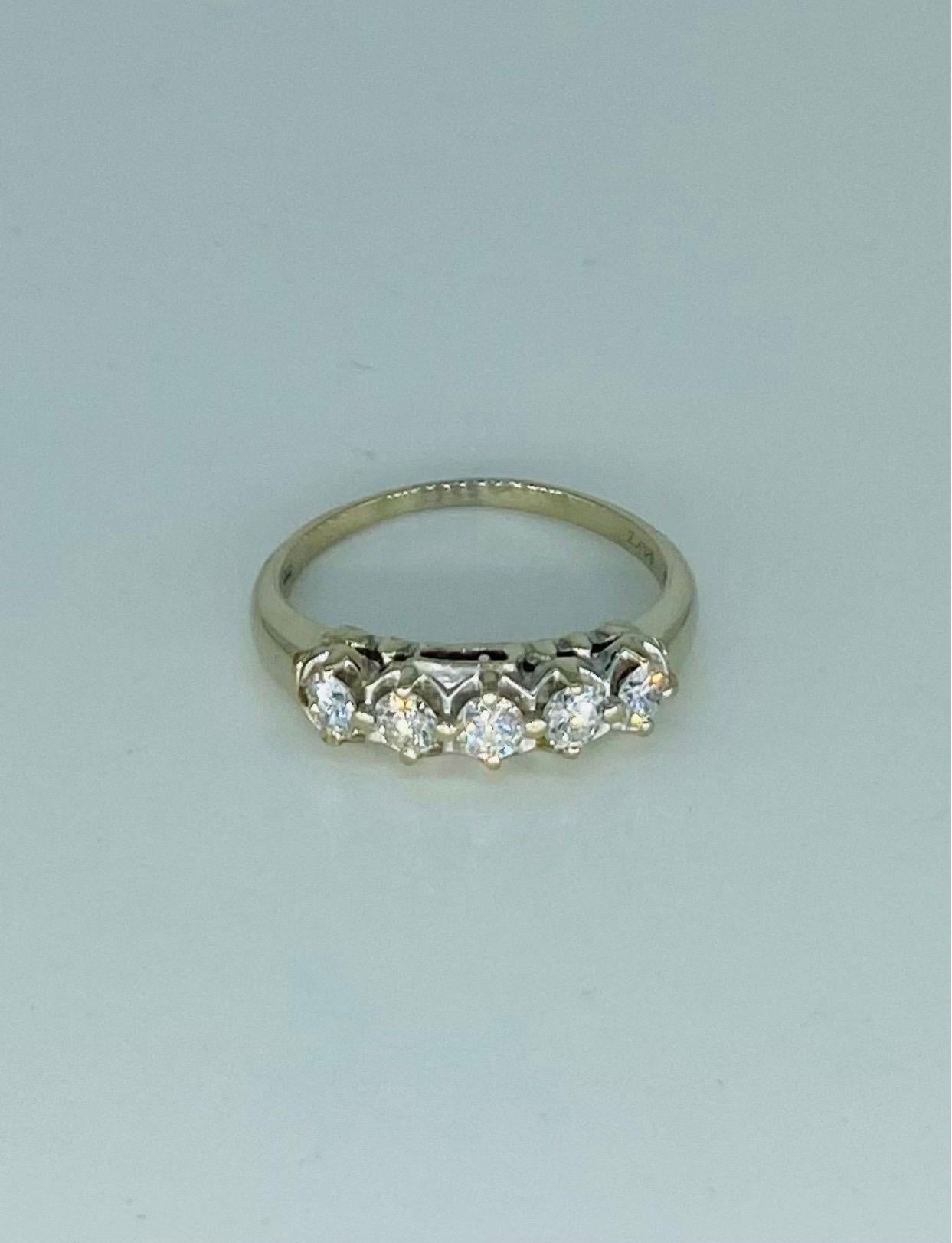 Vintage 0.60 Carat Four-Stone Half Eternity Ring 14k White Gold. La bague présentée ici comprend 4 diamants pour un total d'environ 0,60 carat. Magnifiquement assemblés, les diamants sont de très haute qualité et de grande clarté. La bague est une