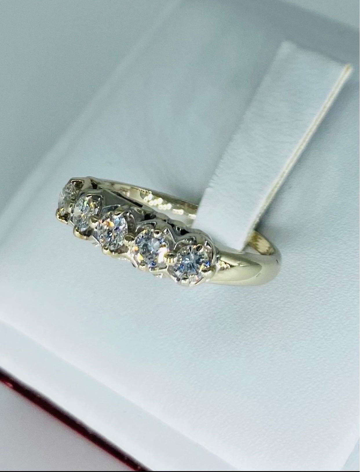 Taille ronde Bague demi-éternité vintage en or blanc 14 carats avec quatre diamants en vente