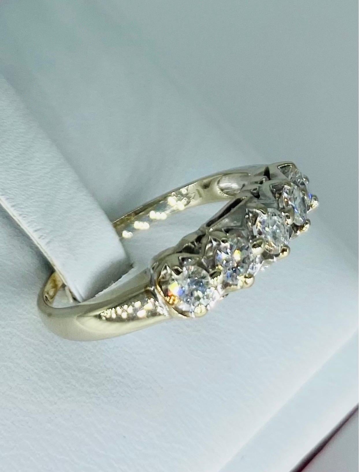 Bague demi-éternité vintage en or blanc 14 carats avec quatre diamants Excellent état - En vente à Miami, FL
