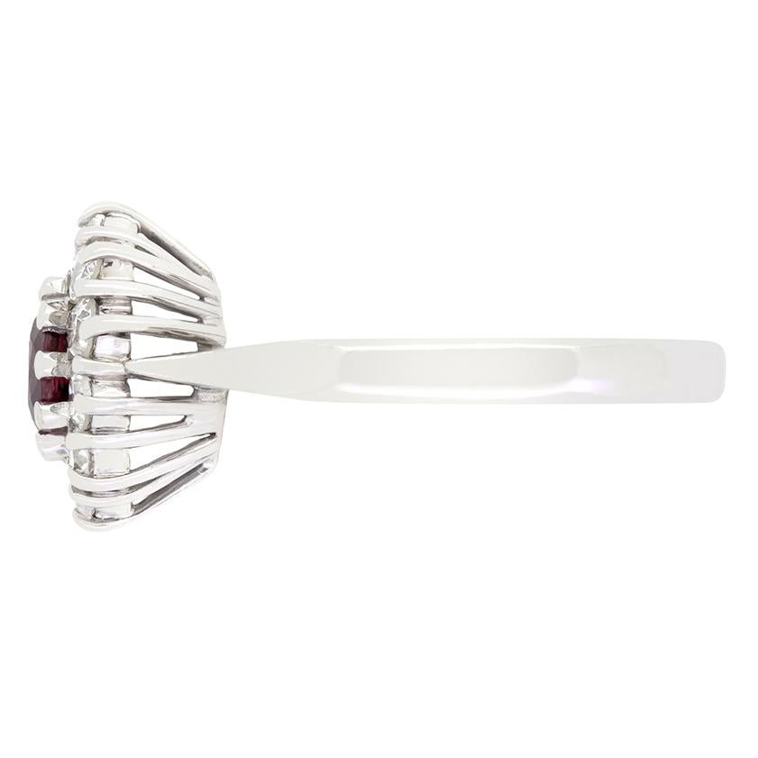 Taille ovale Bague grappe vintage en rubis et diamants de 0,60 carat, poinçonnée 1973 en vente