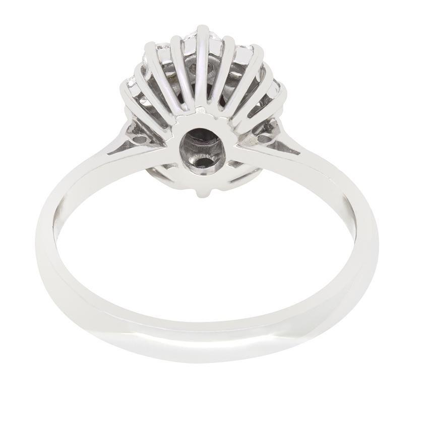 Bague grappe vintage en rubis et diamants de 0,60 carat, poinçonnée 1973 Bon état - En vente à London, GB