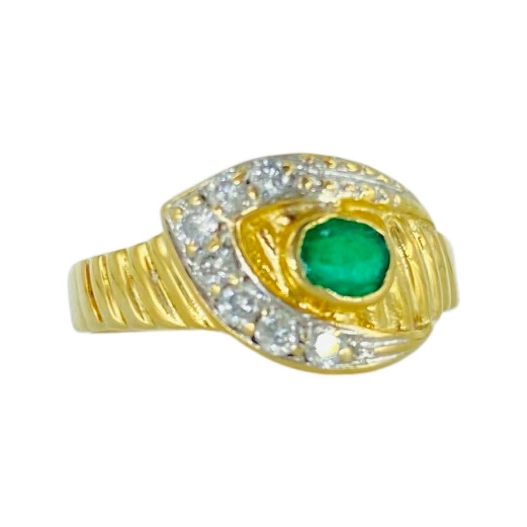 Gürtel-Cluster-Ring, 0,63 Gesamtkaratgewicht Smaragd und Diamanten 14k (Ovalschliff) im Angebot