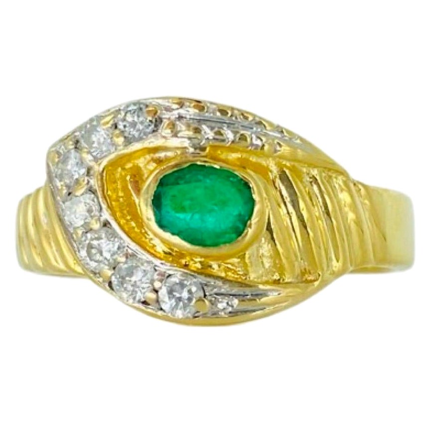 Anello vintage con smeraldo e diamanti da cintura con peso totale di 0,63 carati 14k in vendita