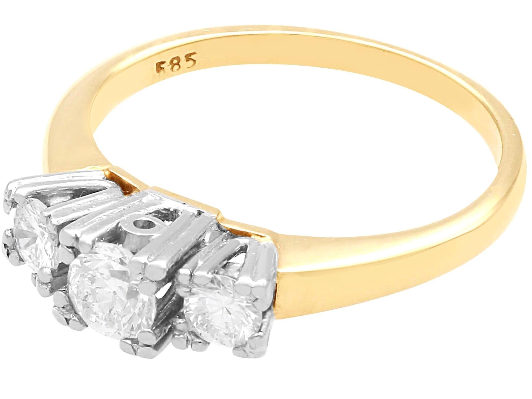 1950er Jahre Vintage 0,64 Karat Diamant und 14k Gelbgold Trilogy-Ring (Rundschliff) im Angebot