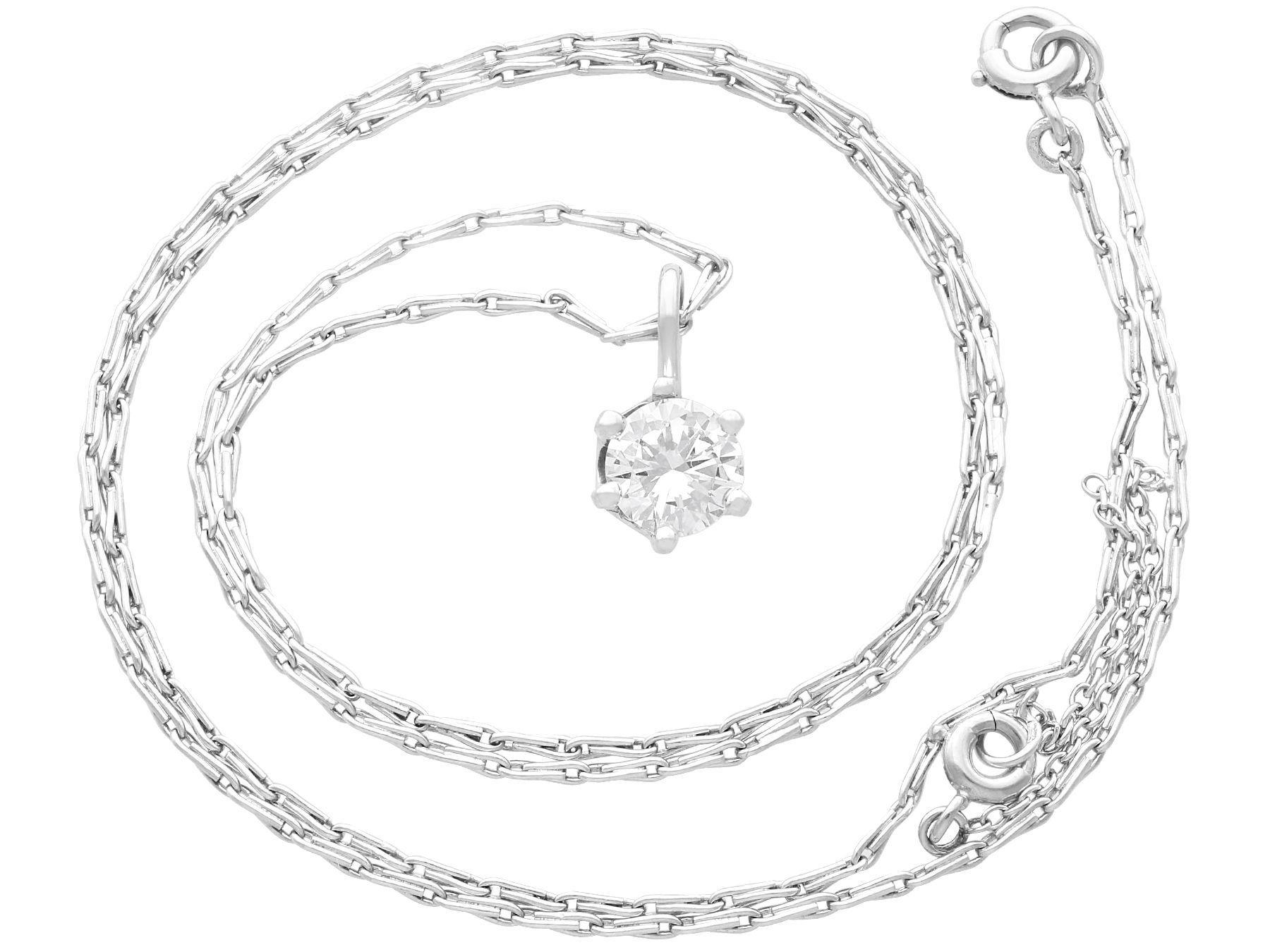 Pendentif solitaire en or blanc 18 carats serti de platine et orné d'un diamant de 0,65 carat, faisant partie de notre collection de bijoux en diamant

Ce beau et impressionnant pendentif en diamant vintage a été réalisé en or blanc 18 carats.

Le