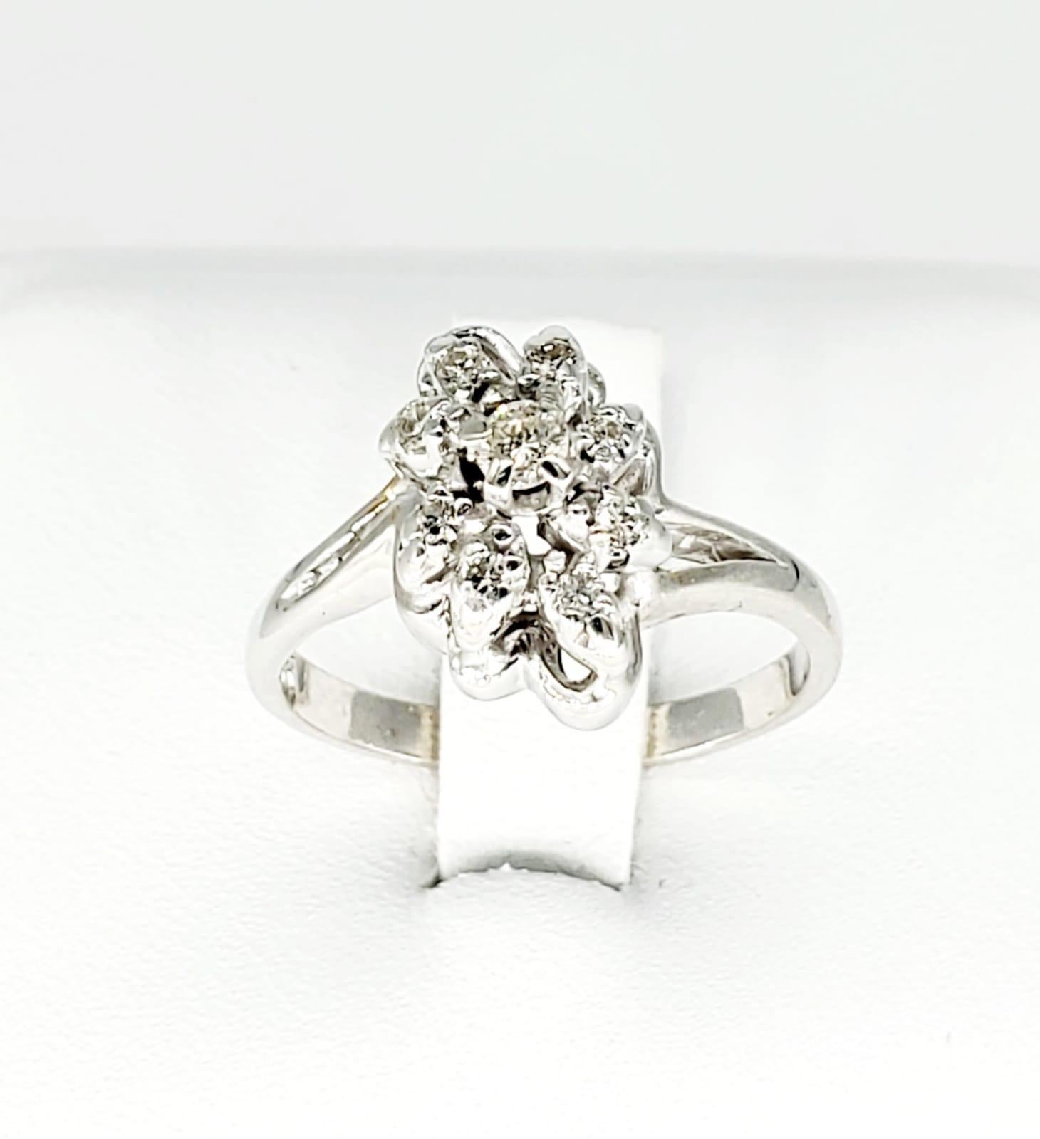 Vintage 0,65 Karat Diamanten Cluster Ring 14k Weißgold. Der Ring wiegt 4,9 Gramm und hat die Größe 7.
