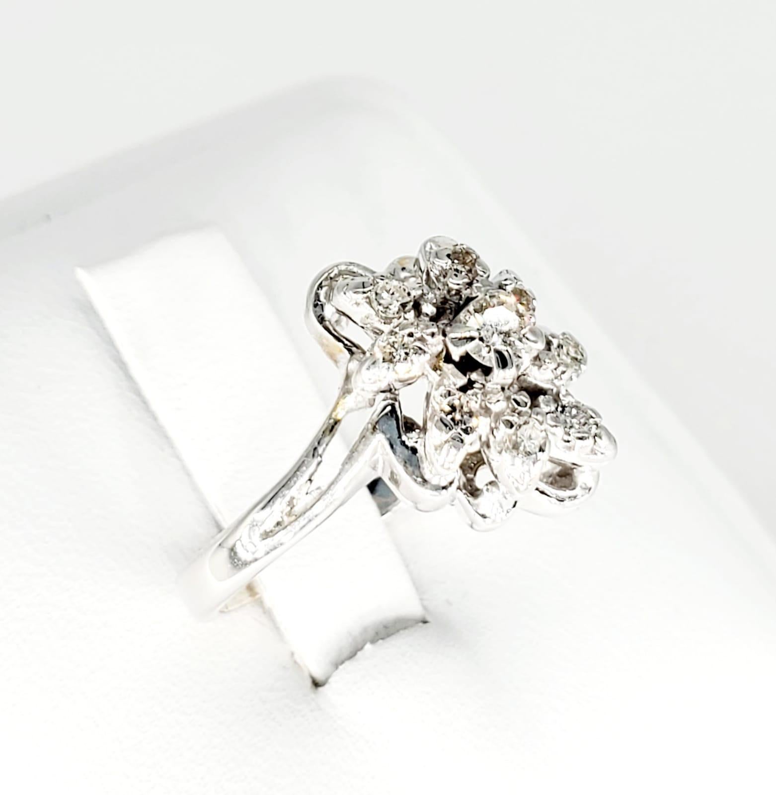 14 Karat Weißgold-Cluster-Ring mit 0,65 Karat Diamanten im Zustand „Hervorragend“ im Angebot in Miami, FL