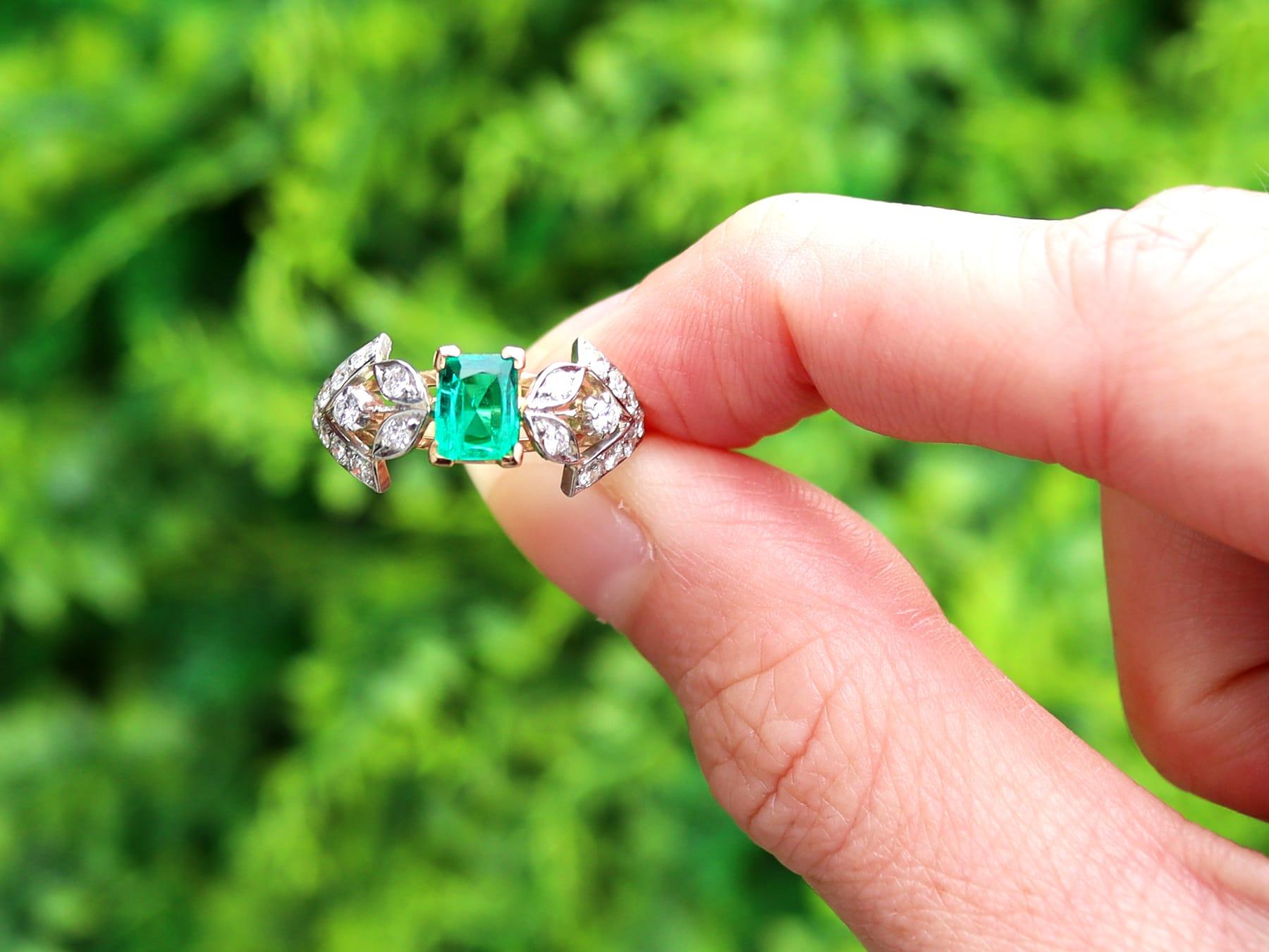 Eine atemberaubende, feine und beeindruckende Vintage 0,65 Karat Smaragd und 0,46 Karat Diamant, 18 Karat Gelbgold und Platin gesetzt Kleid Ring; Teil unserer vielfältigen Vintage-Smaragd-Schmuck-Kollektionen.

Dieser atemberaubende, feine und