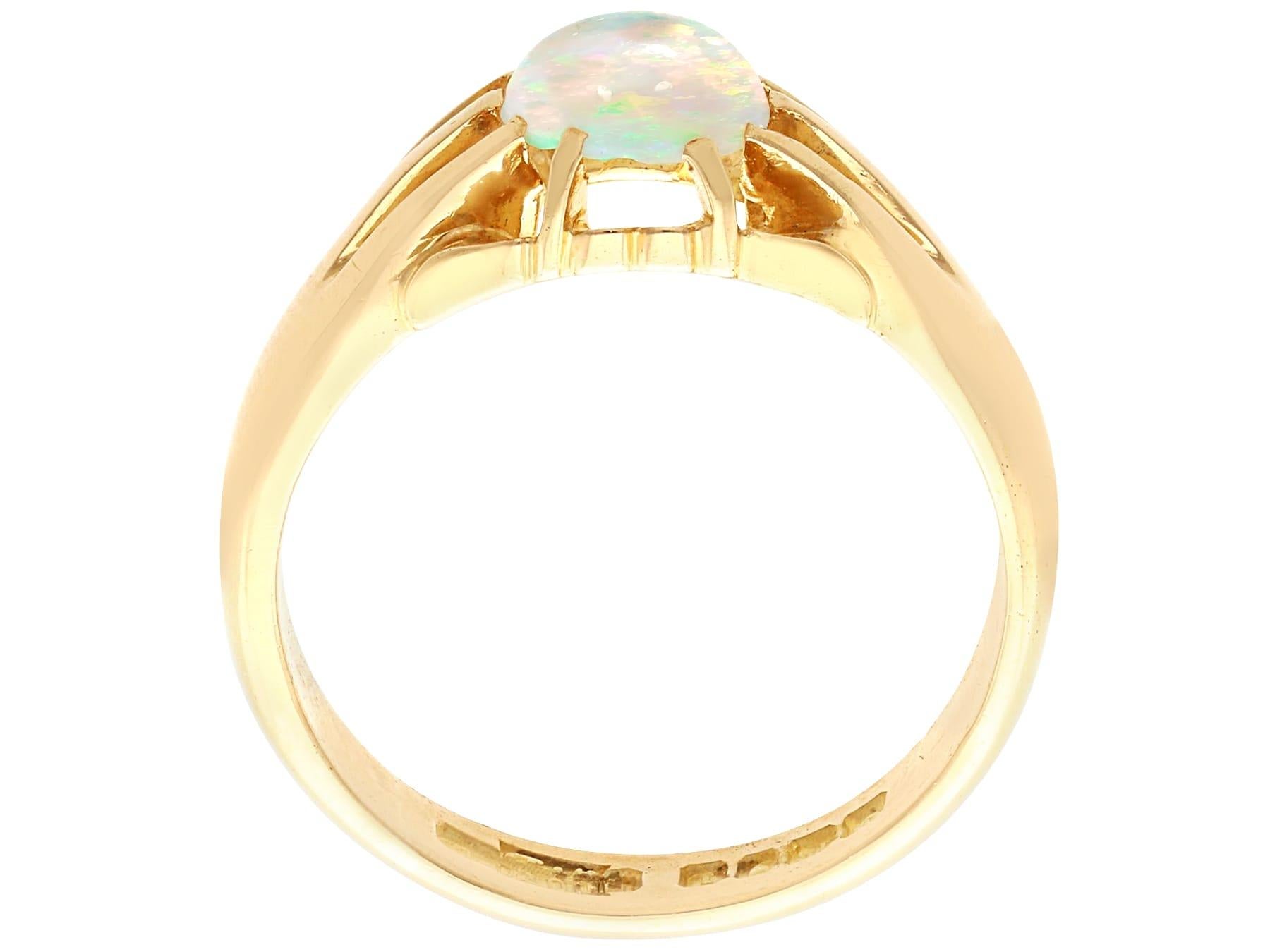 Women's or Men's Vintage 0.68 Carat Opal and 18 Karat Yellow Gold Ring For Sale