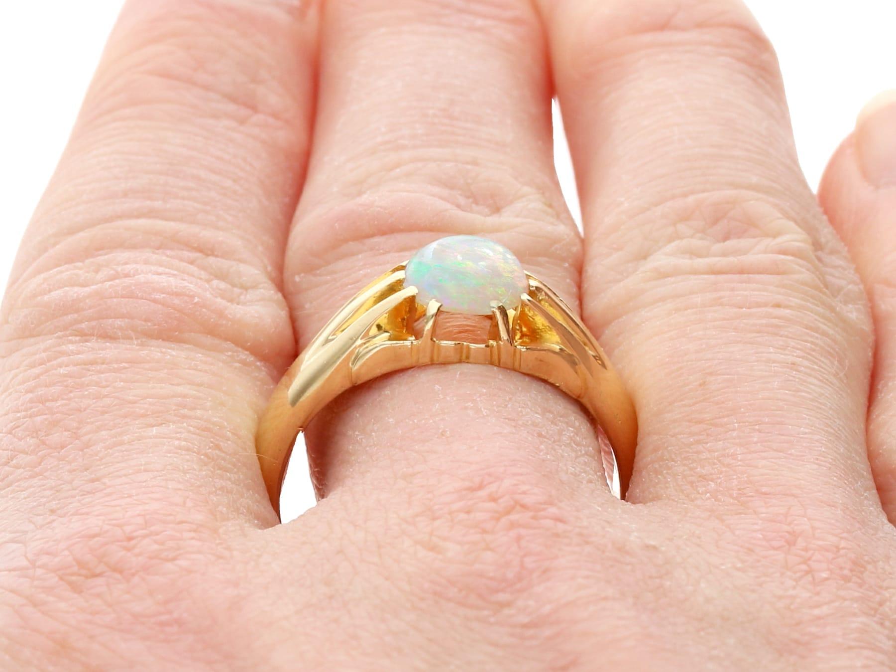 Vintage 0.68 Carat Opal and 18 Karat Yellow Gold Ring For Sale 4