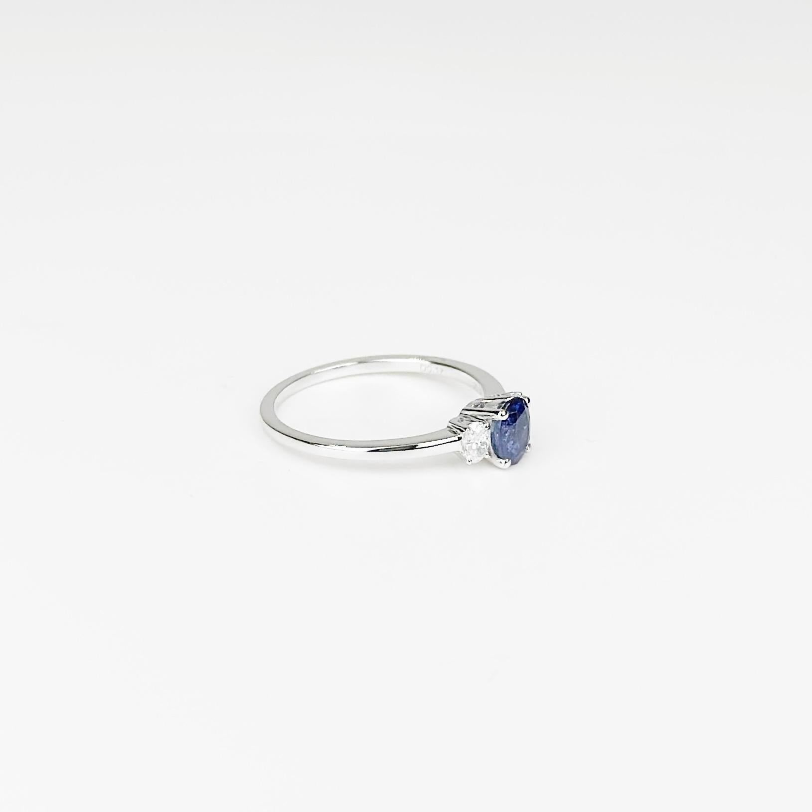 Contemporaneo Anello vintage con diamante e zaffiro blu dello Sri Lanka da 0,69 carati in oro bianco 18 carati in vendita