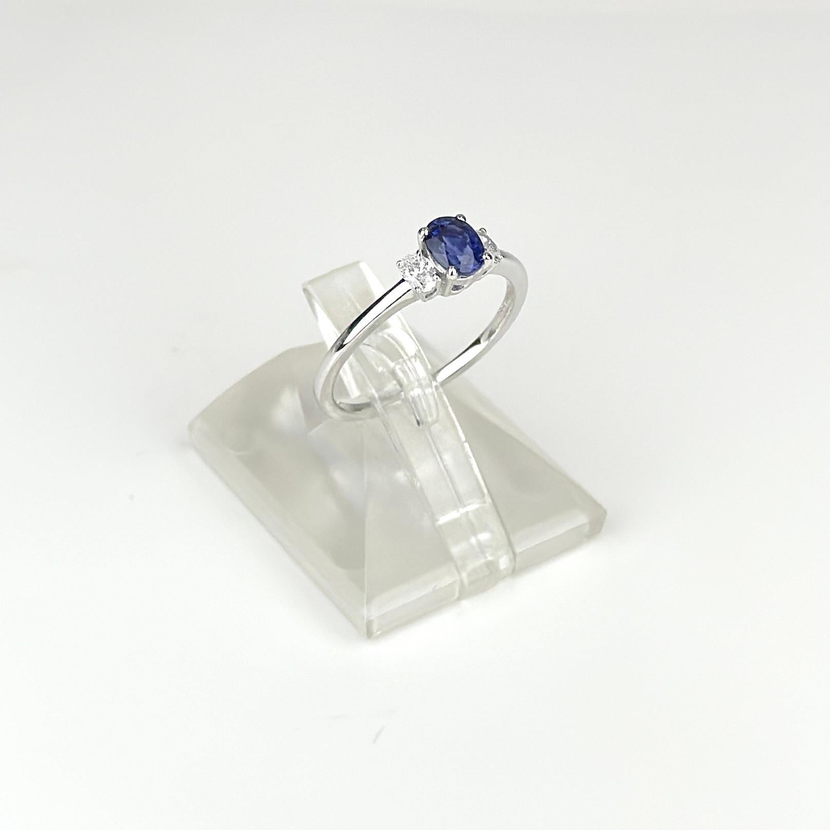 Taglio ovale Anello vintage con diamante e zaffiro blu dello Sri Lanka da 0,69 carati in oro bianco 18 carati in vendita