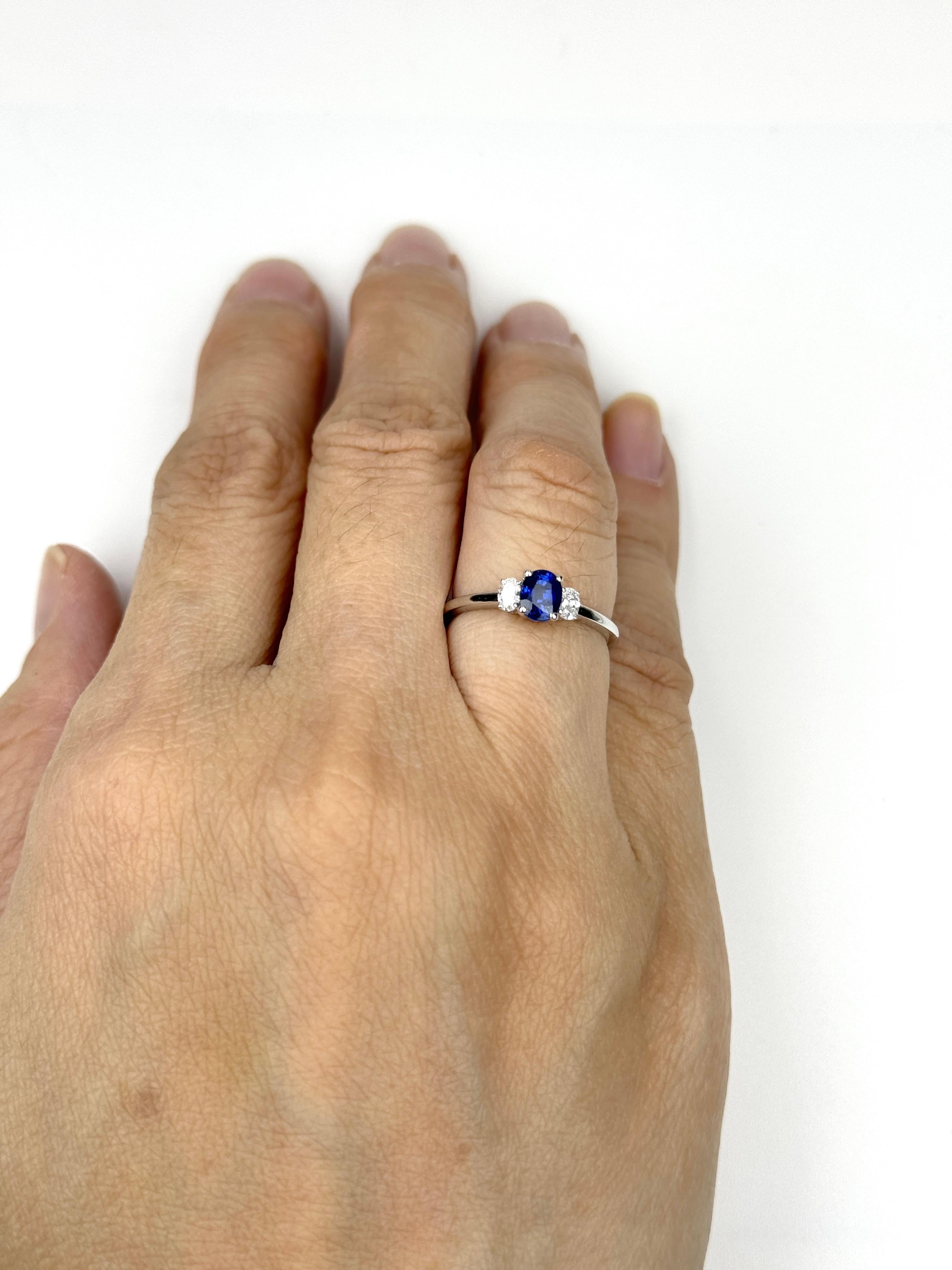Anello vintage con diamante e zaffiro blu dello Sri Lanka da 0,69 carati in oro bianco 18 carati In condizioni Nuovo in vendita a Hong Kong, HK
