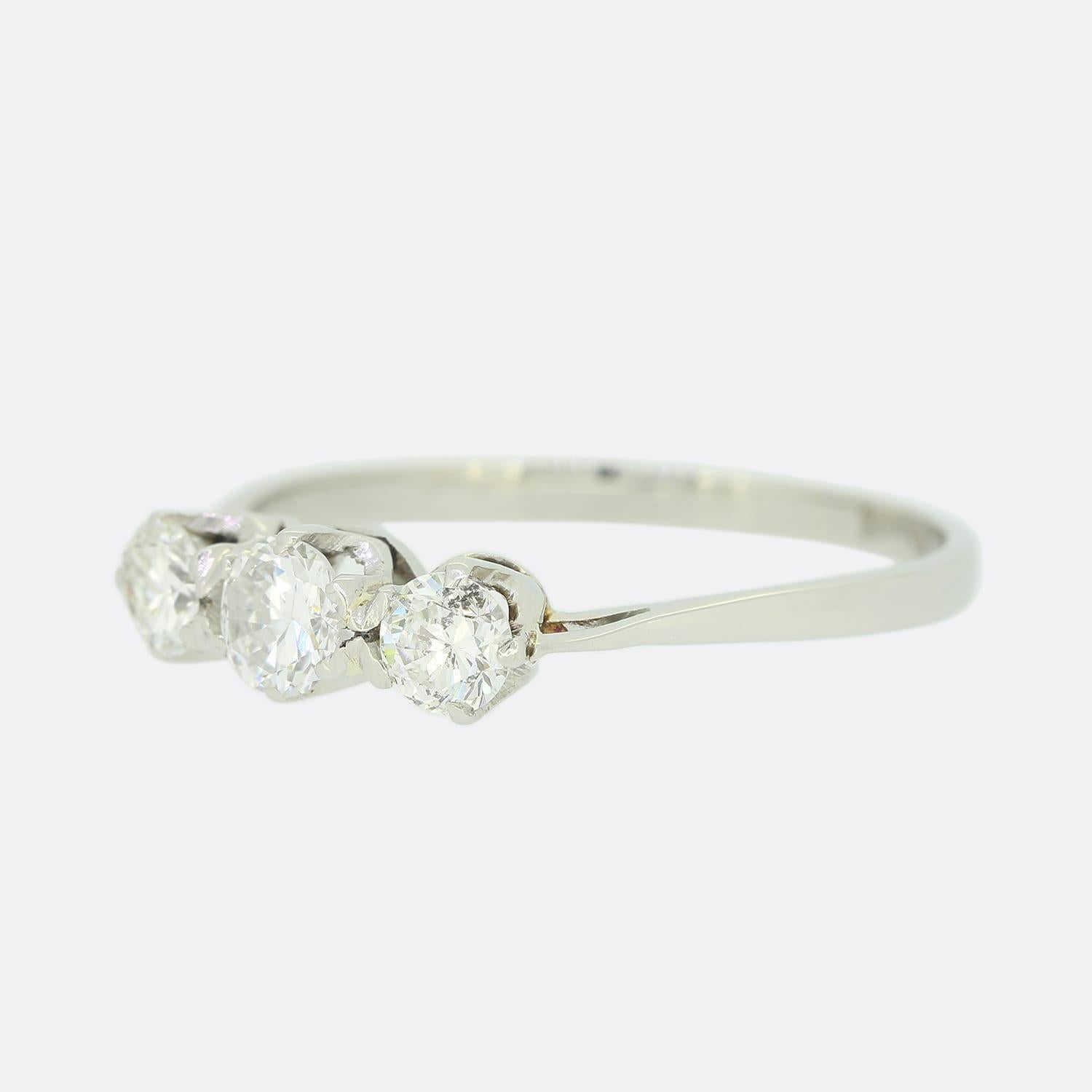 Il s'agit d'une bague en platine à trois pierres en diamant datant du milieu du siècle. Le diamant central est un diamant rond de taille brillant de 0,30 carat et les diamants de chaque côté sont légèrement plus petits.

Condit : Utilisé (Très