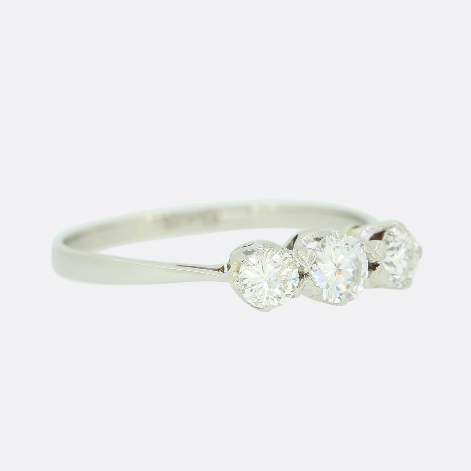 Taille brillant Bague vintage à trois pierres avec diamants de 0,70 carat en vente