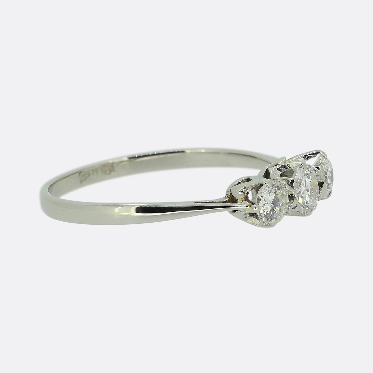 Taille brillant Bague vintage à trois pierres avec diamants de 0.70 carats en vente