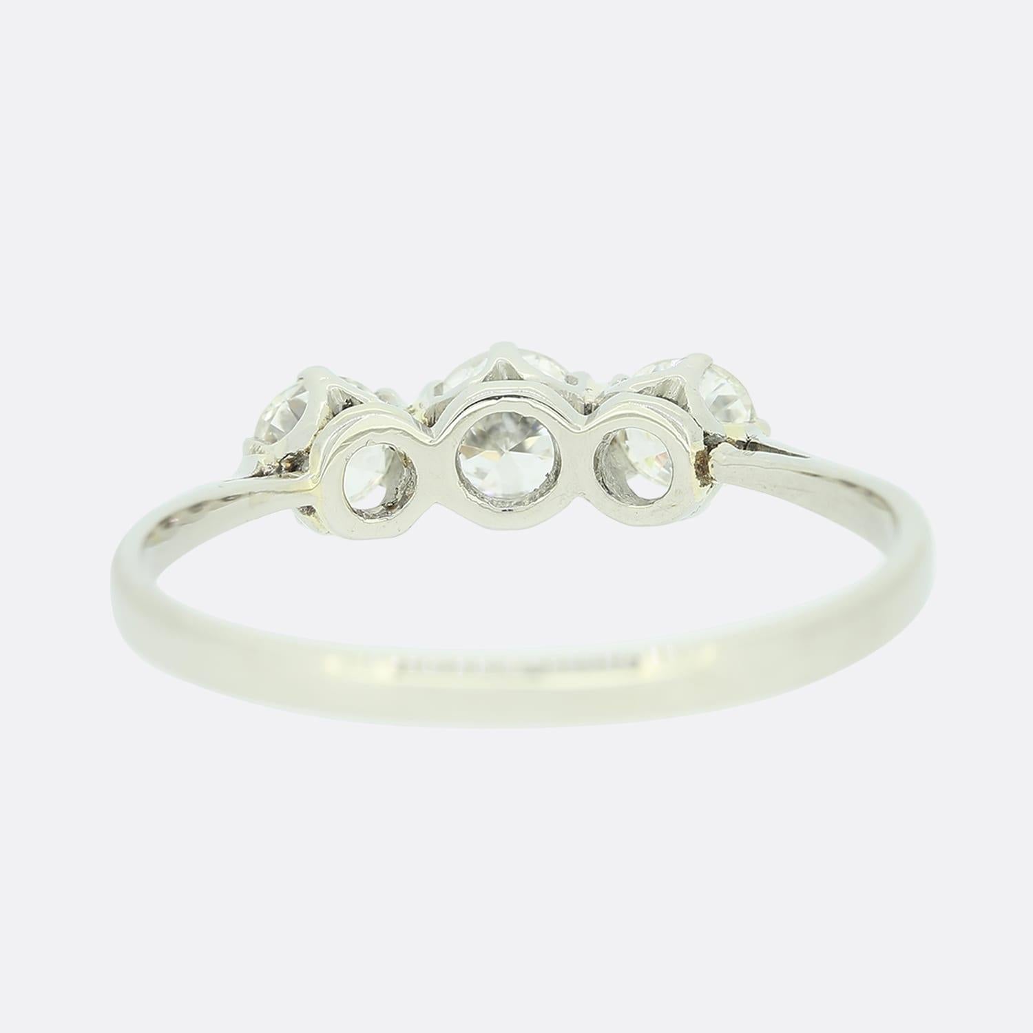 Bague vintage à trois pierres avec diamants de 0,70 carat Bon état - En vente à London, GB