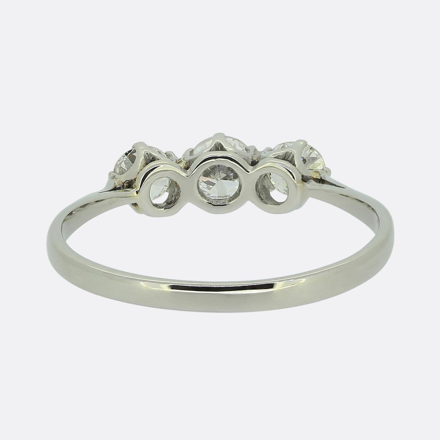 Bague vintage à trois pierres avec diamants de 0.70 carats Bon état - En vente à London, GB