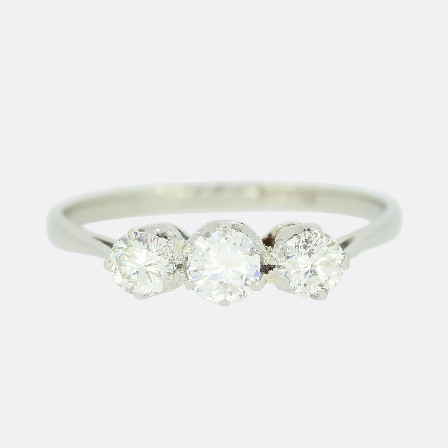Bague vintage à trois pierres avec diamants de 0,70 carat Pour femmes en vente