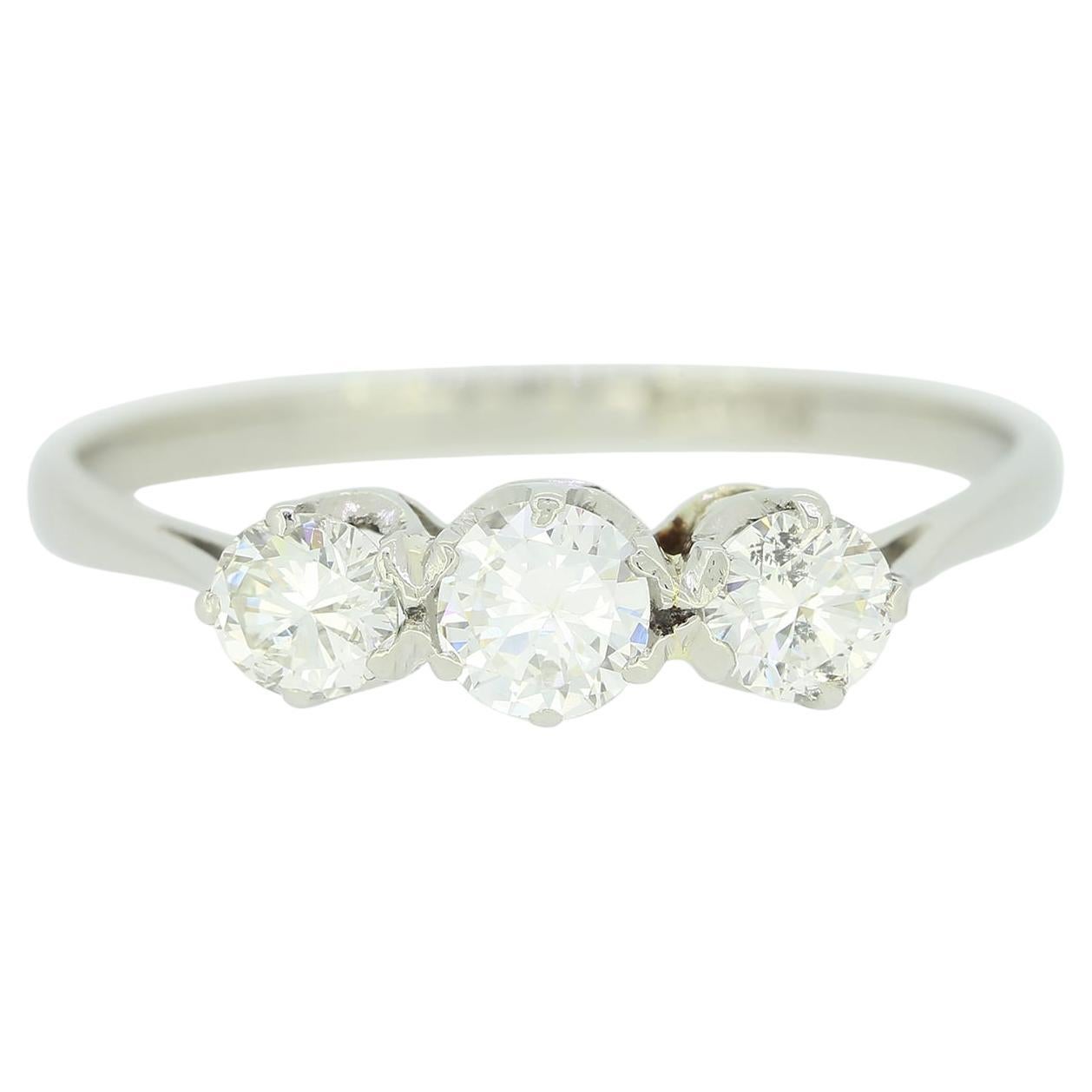 Anillo vintage de tres piedras con diamantes de 0,70 quilates