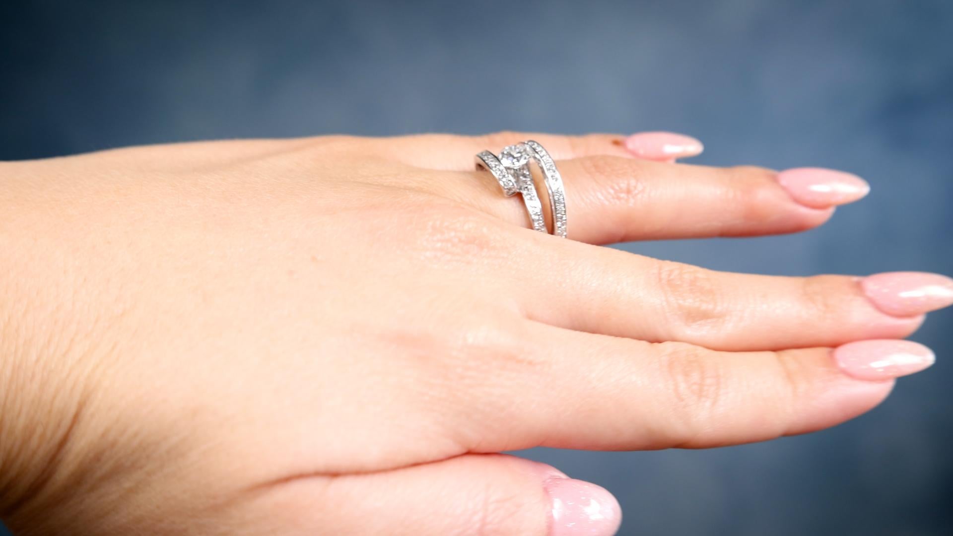 Women's or Men's Vintage 0.70 Carat Round Brilliant Cut Diamond Platinum Ring For Sale