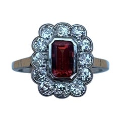 Vintage By 0,70 CT Rubino taglio smeraldo e 1,20 CT Dia Anello a raggiera smerlata in oro 18 carati