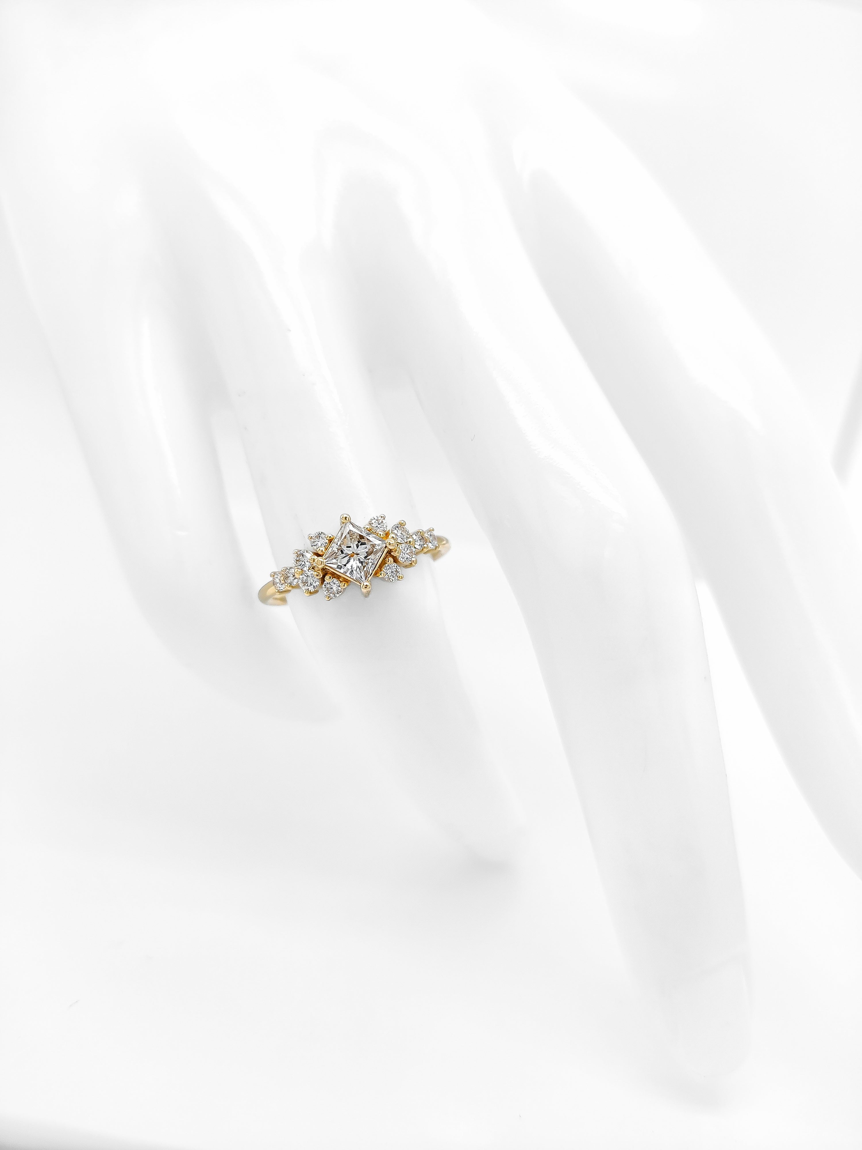 Art Deco Vintage 0.70 CTW Princess Cut Diamond Ring IGI Certified 14K Yellow Gold For Sale