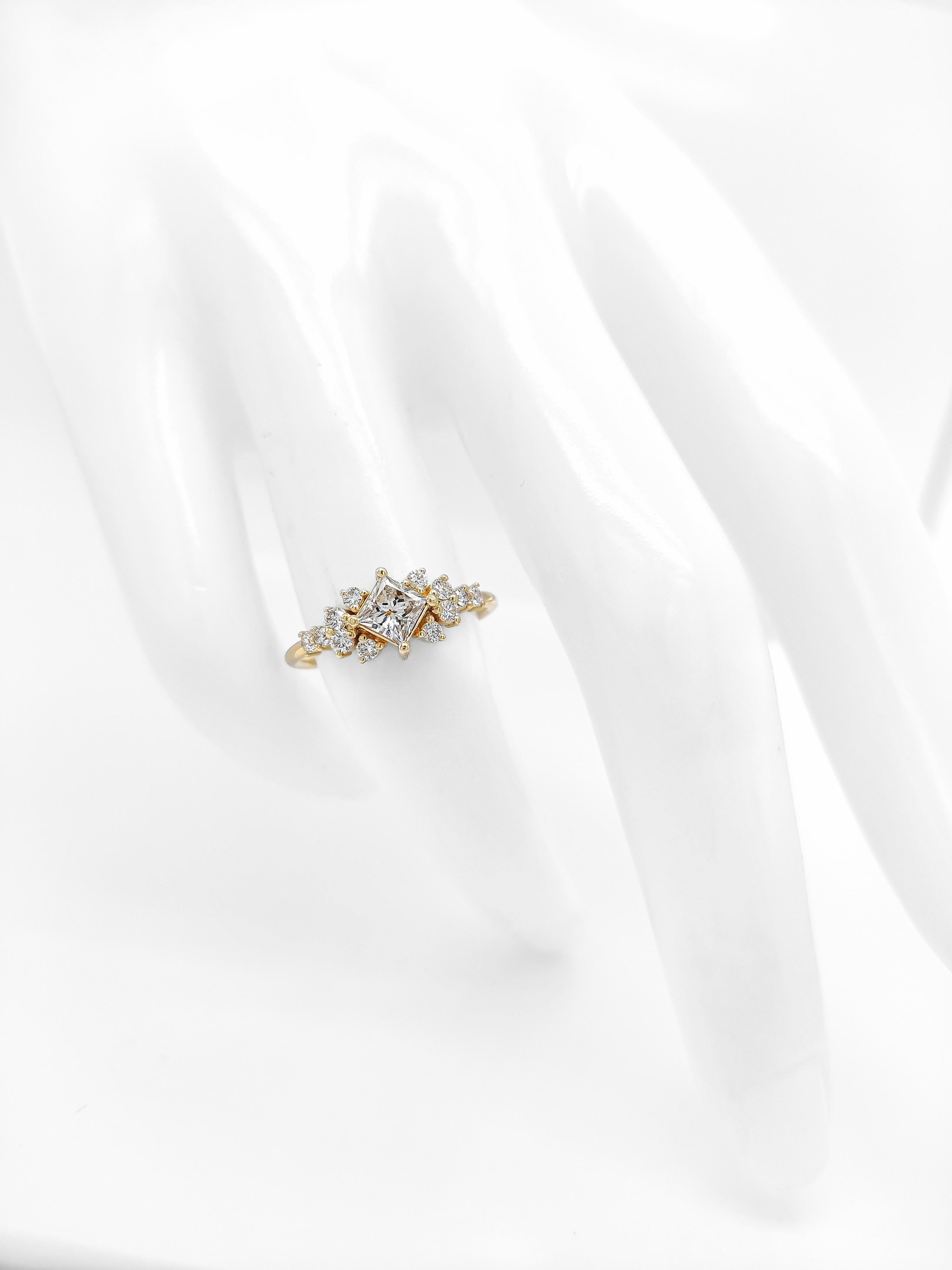 Women's Vintage 0.70 CTW Princess Cut Diamond Ring IGI Certified 14K Yellow Gold For Sale