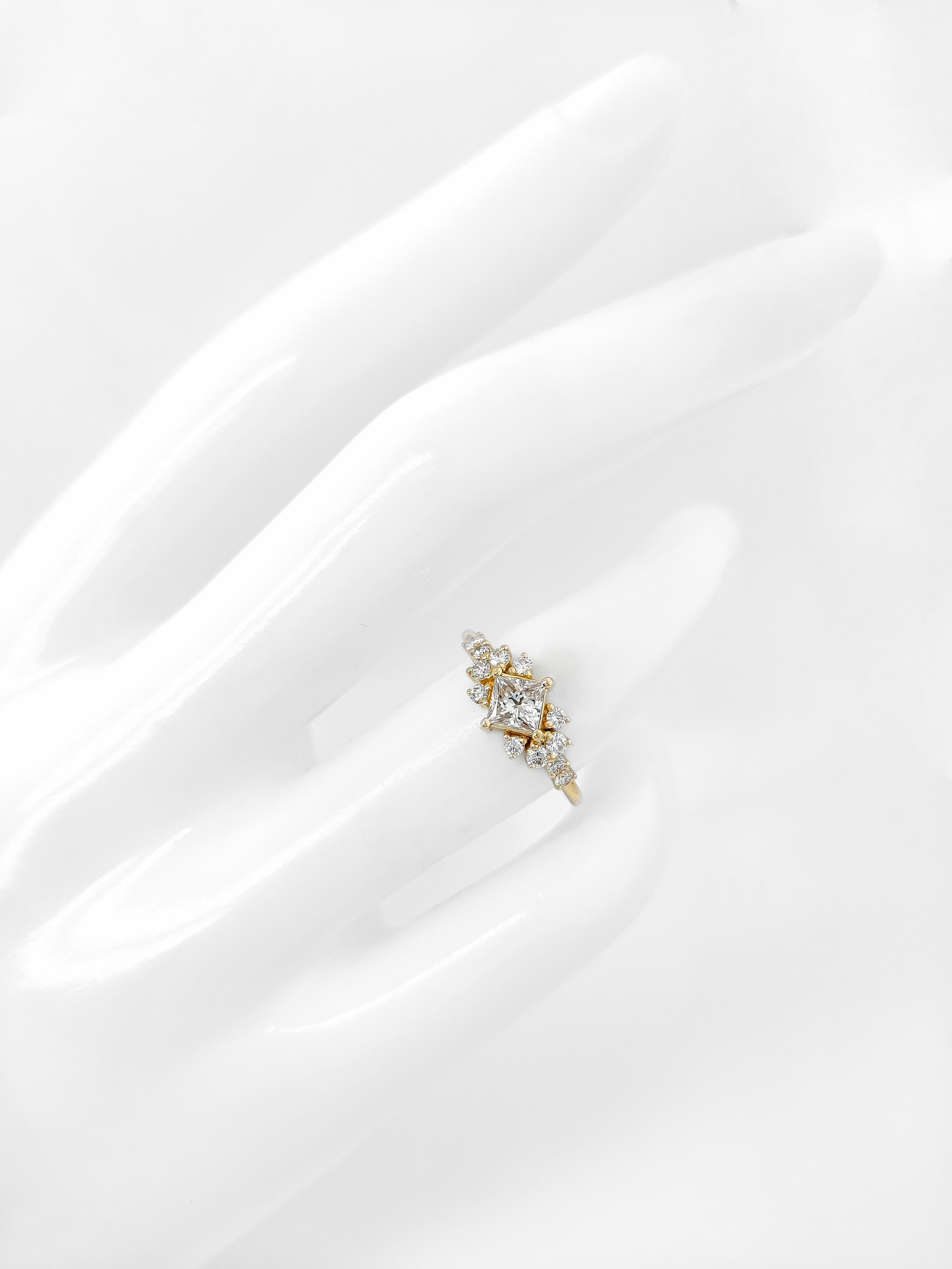 Vintage 0.70 CTW Princess Cut Diamond Ring IGI Certified 14K Yellow Gold For Sale 1