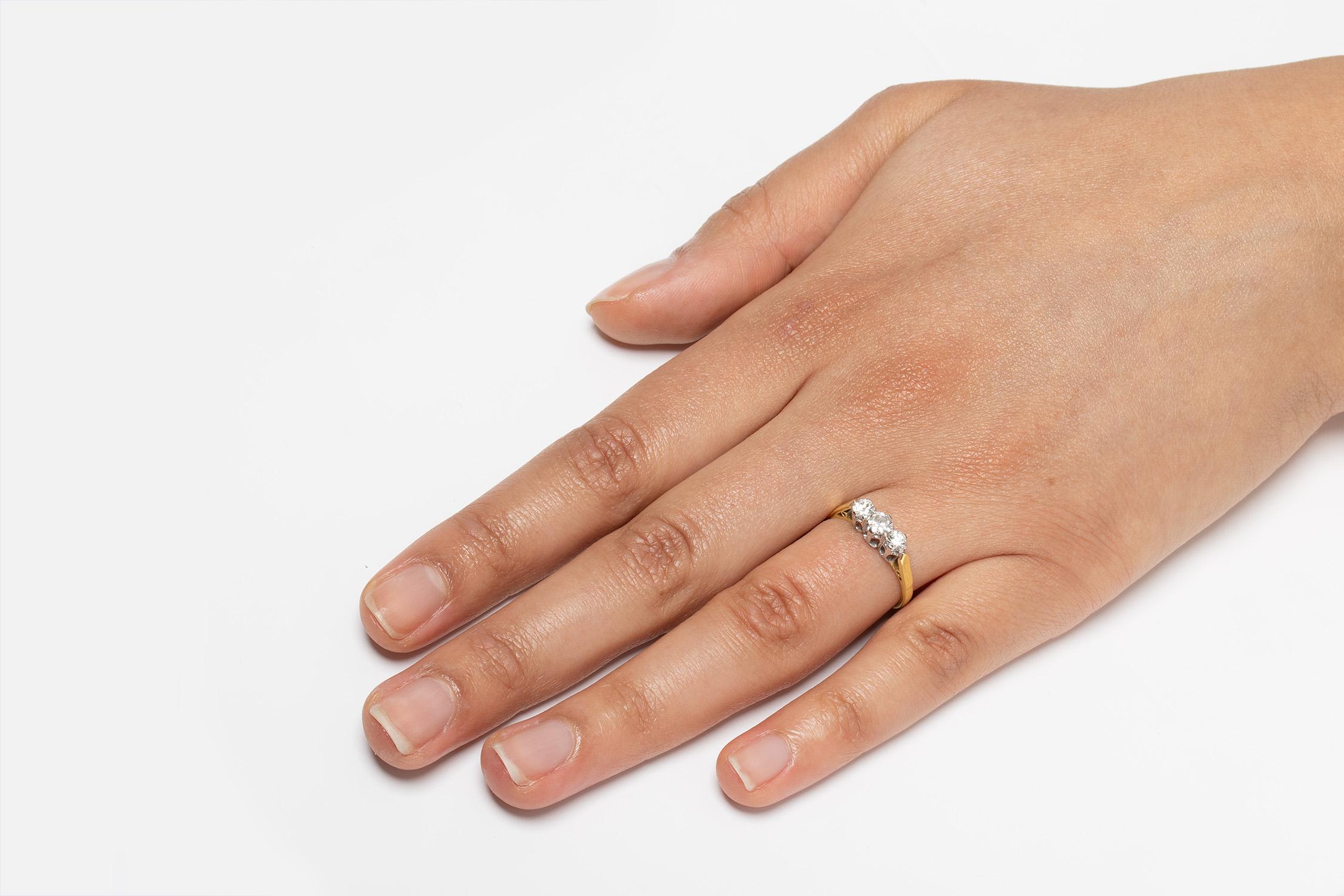 Vintage 0.70ct Three Stone Diamond Ring, c.1970s In Good Condition For Sale In London, GB