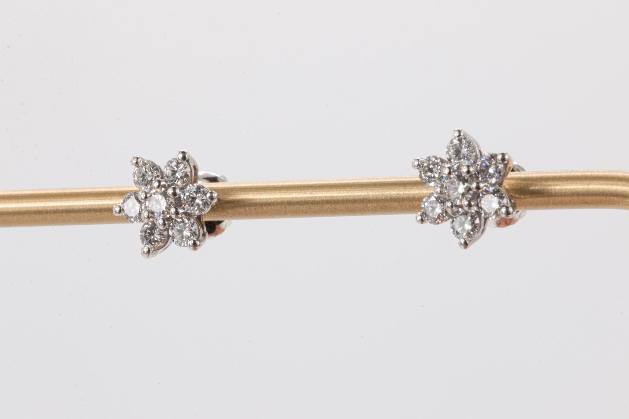 Vintage 0.74CT Runde Brillant Diamant Ohrringe in 14K & 10k Weißgold

Diese eleganten und zeitlosen Diamantohrringe sind aus 10- und 14-karätigem Weißgold gefertigt und mit 14 natürlichen, runden Diamanten im Brillantschliff besetzt, die