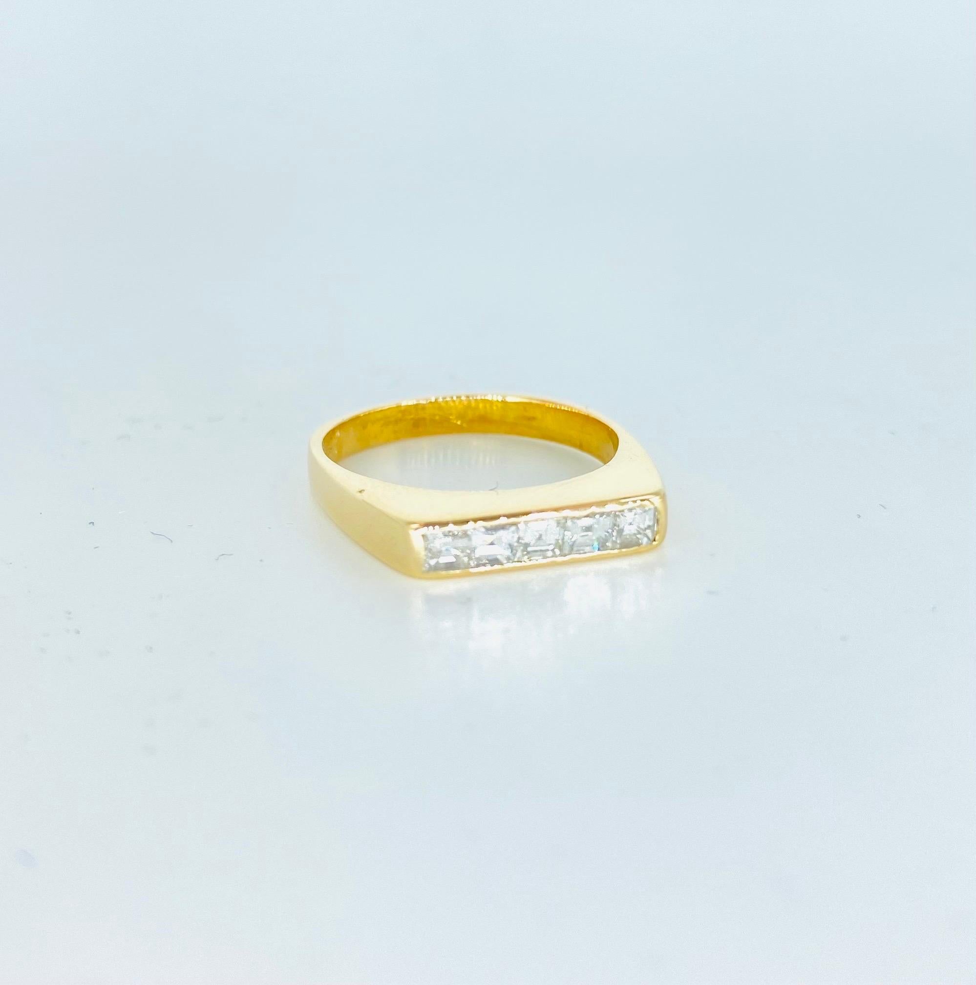 0,75 Karat Diamantring mit fünf Steinen im Asscher-Schliff. Der Ring ist 3,25 mm breit und hat die Größe 5,75.
Der Ring ist mit 5 Diamanten im Asscher-Schliff besetzt, die jeweils ca. 0,15 Karat und insgesamt 0,75 Karat wiegen. 