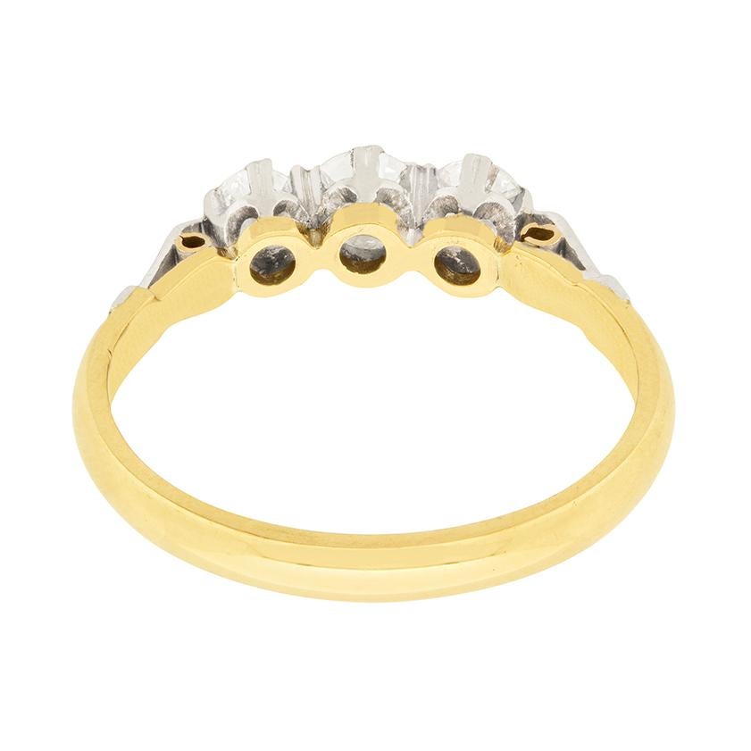 Anillo de compromiso vintage de tres piedras con diamantes de 0,75 quilates, hacia 1940 en Bueno estado para la venta en London, GB