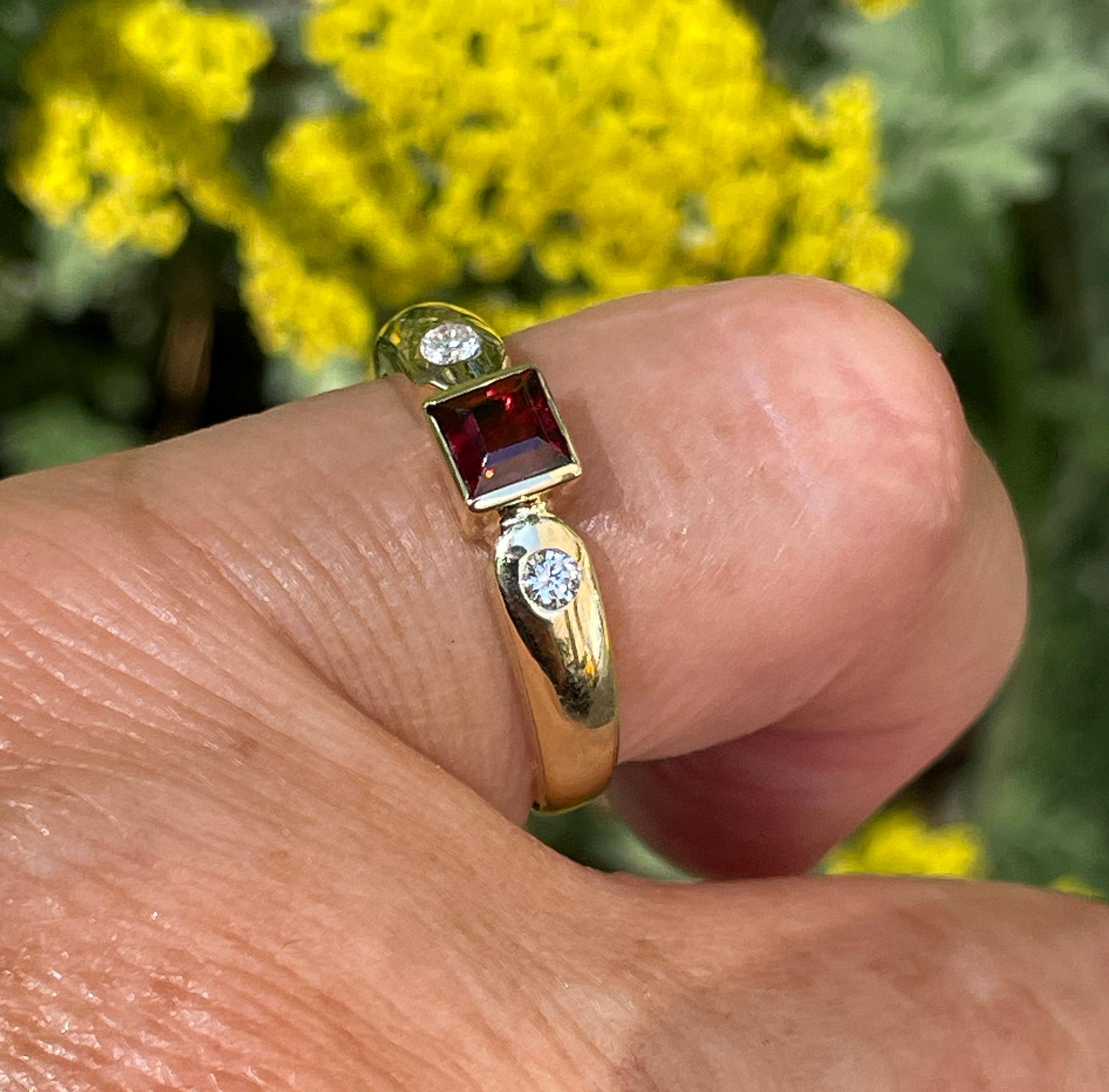Vintage 0.75ct Natural Square Red Garnet and Diamond  14K Gold Ring 6