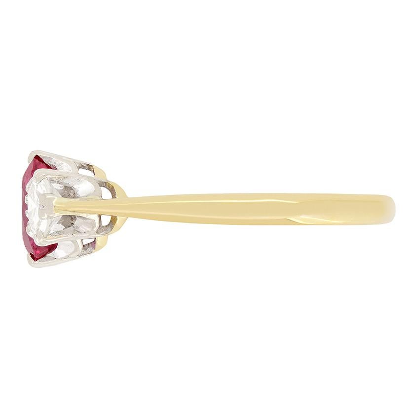 Taille ovale Bague vintage trilogie de rubis et diamants 0,75 carat, c.1977 en vente