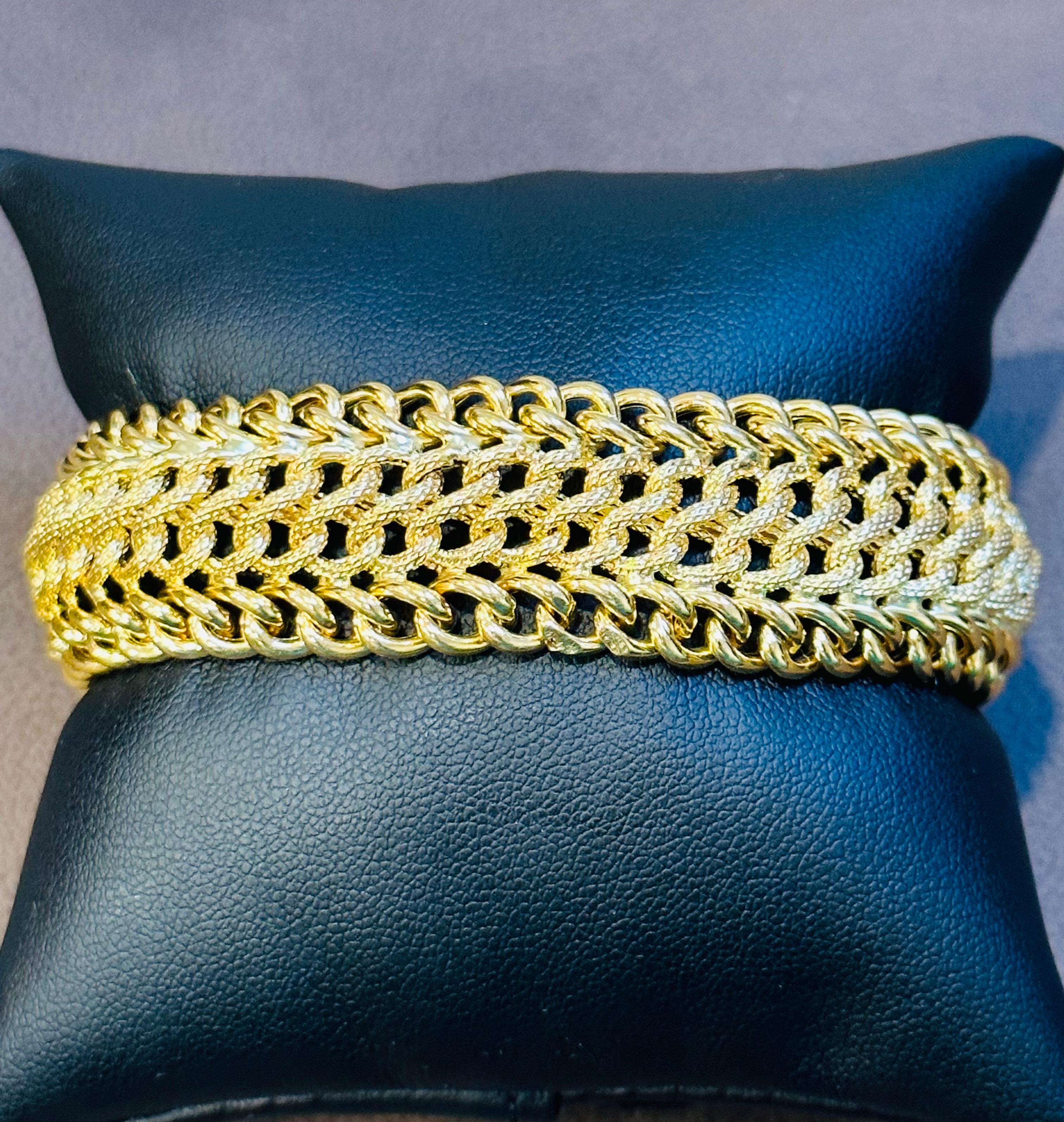 Für alle, die auf der Suche nach einem modischen und hochwertigen Armband sind, ist dieses Vintage 0.8 Inch Wide Link Bracelet in 18 Karat Gelbgold die perfekte Wahl. Dieses in Italien gefertigte Armband besticht durch seine außergewöhnliche