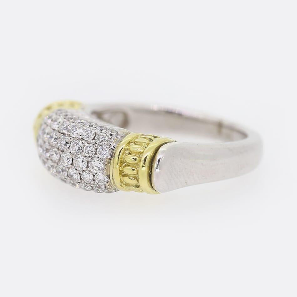 Dies ist ein Diamantring aus 18 Karat Weiß- und Gelbgold. Der Ring ist mit 52 runden Diamanten im Brillantschliff besetzt, die in Farbe und Reinheit perfekt aufeinander abgestimmt sind und hervorragend funkeln. Auf beiden Seiten der Diamanten