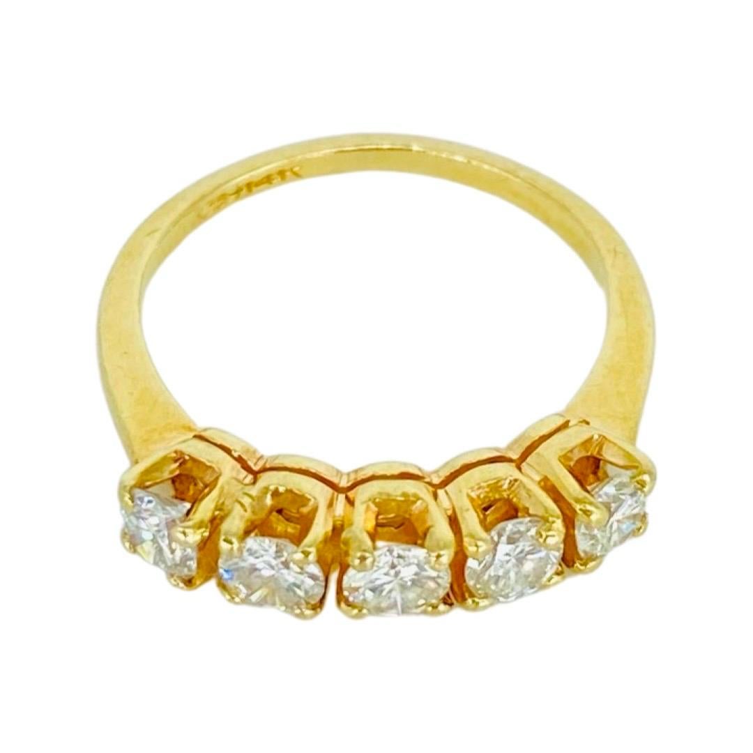 Vintage 0.80 Carat Diamonds 5-Stone Ring 14k Gold.
Magnifique bague en diamant comprenant cinq diamants ronds pesant chacun environ 0,16ct pour un total de 0,80 carats. Les diamants sont de couleur et de pureté : I/SI1
La bague pèse 2,1 grammes et