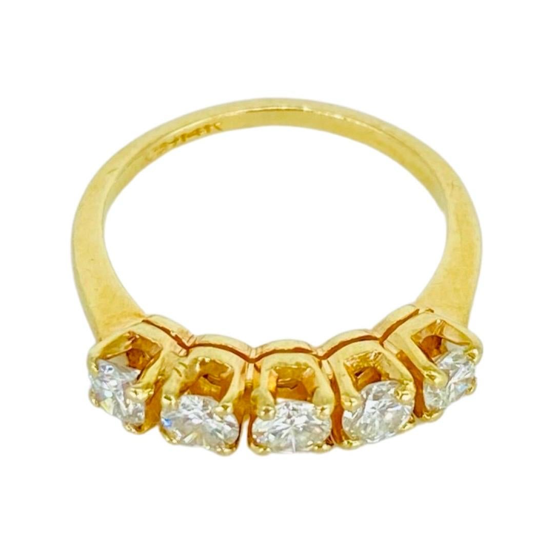 Anello vintage con 5 pietre e diamanti da 0,80 carati in oro 14k.
Bellissimo anello con cinque diamanti rotondi del peso di circa 0,16 carati ciascuno per un totale di 0,80 carati. I diamanti hanno colore e purezza: I/SI1
L'anello pesa 2,1 grammi, è