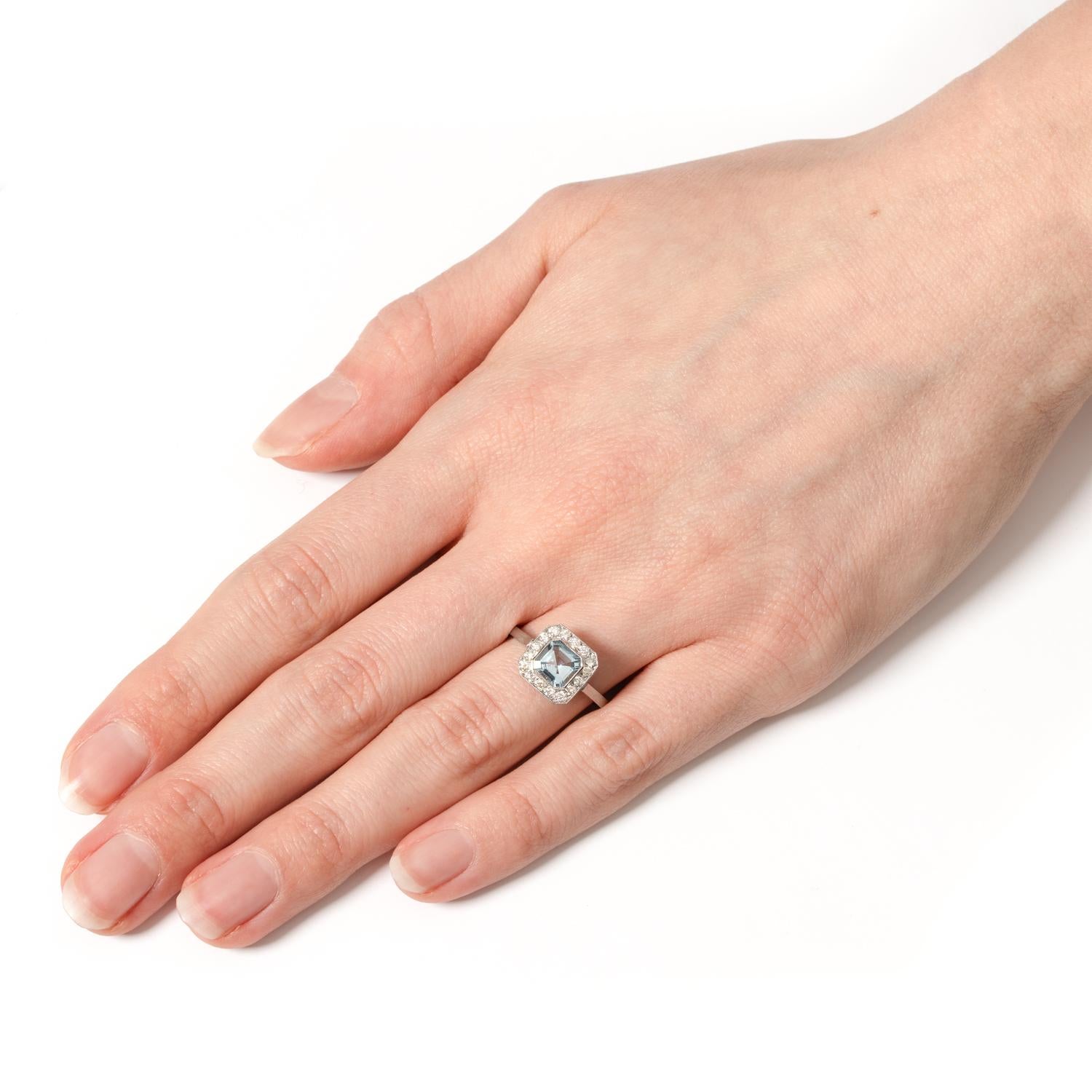 Vintage 0.80ct Aquamarine and Diamond Cluster Ring, c.1960s In Good Condition For Sale In London, GB