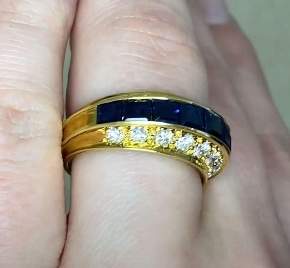 Cette exquise bague de cocktail vintage présente une rangée de saphirs taillés en carré, d'un poids total approximatif de 0,8 carats. Ces saphirs vibrants sont magnifiquement complétés par deux rangées de diamants ronds de taille brillant sertis en