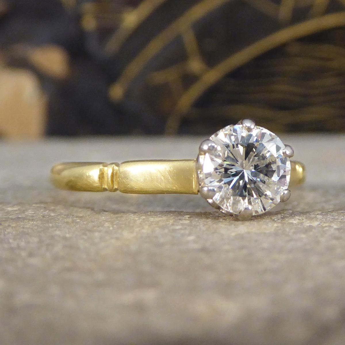 Cette bague solitaire vintage de 0,82 ct de diamant est une pièce époustouflante, d'une élégance intemporelle et d'une beauté classique. Fabriquée de main de maître dans un riche or jaune testé comme 18ct, la bague est ornée d'un magnifique